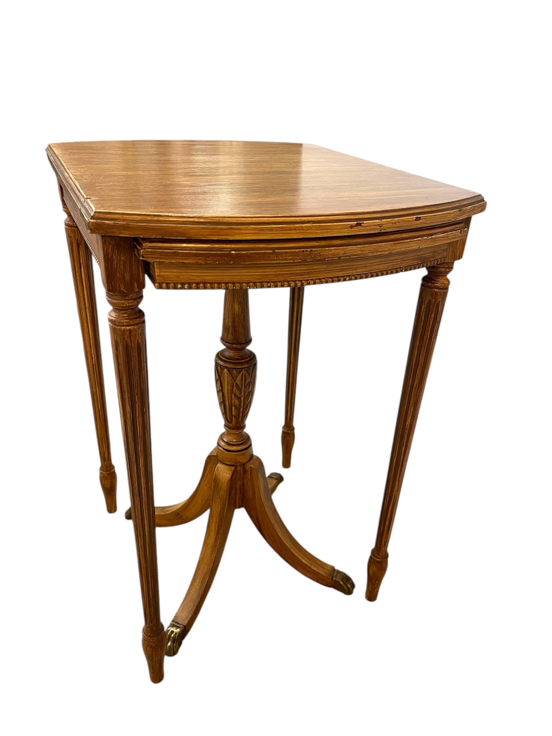 Mesa auxiliar anidada vintage Demi Lune de estilo federal y neoclásico en venta 5