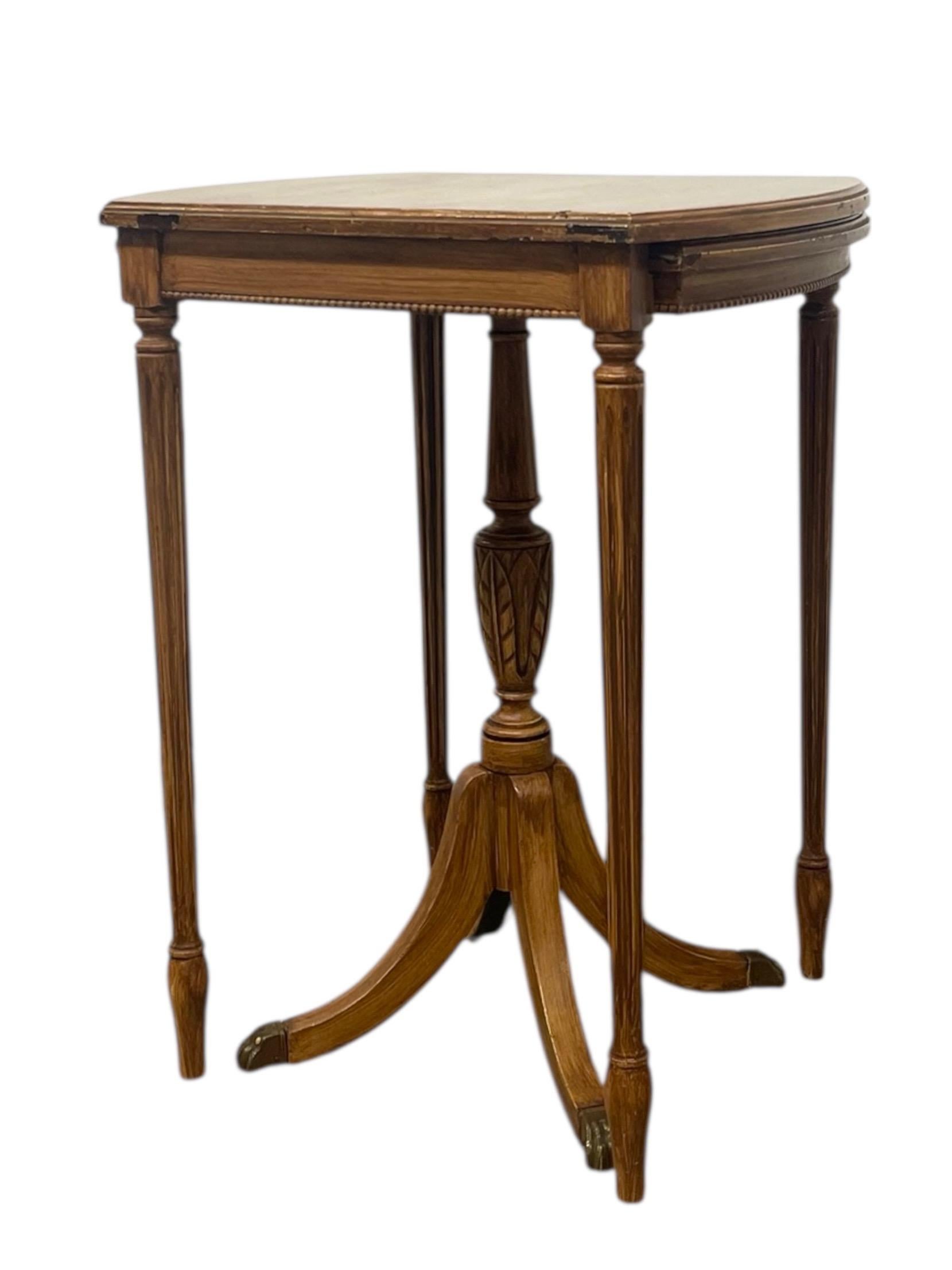 Fabricada por Imperial Furniture de Grand Rapids, Michigan -una empresa famosa por su calidad artesanal desde 1903-, la mesa presenta un diseño en dos partes que se separa en dos medias lunas a juego o se anida como una sola unidad cuadrada.
La