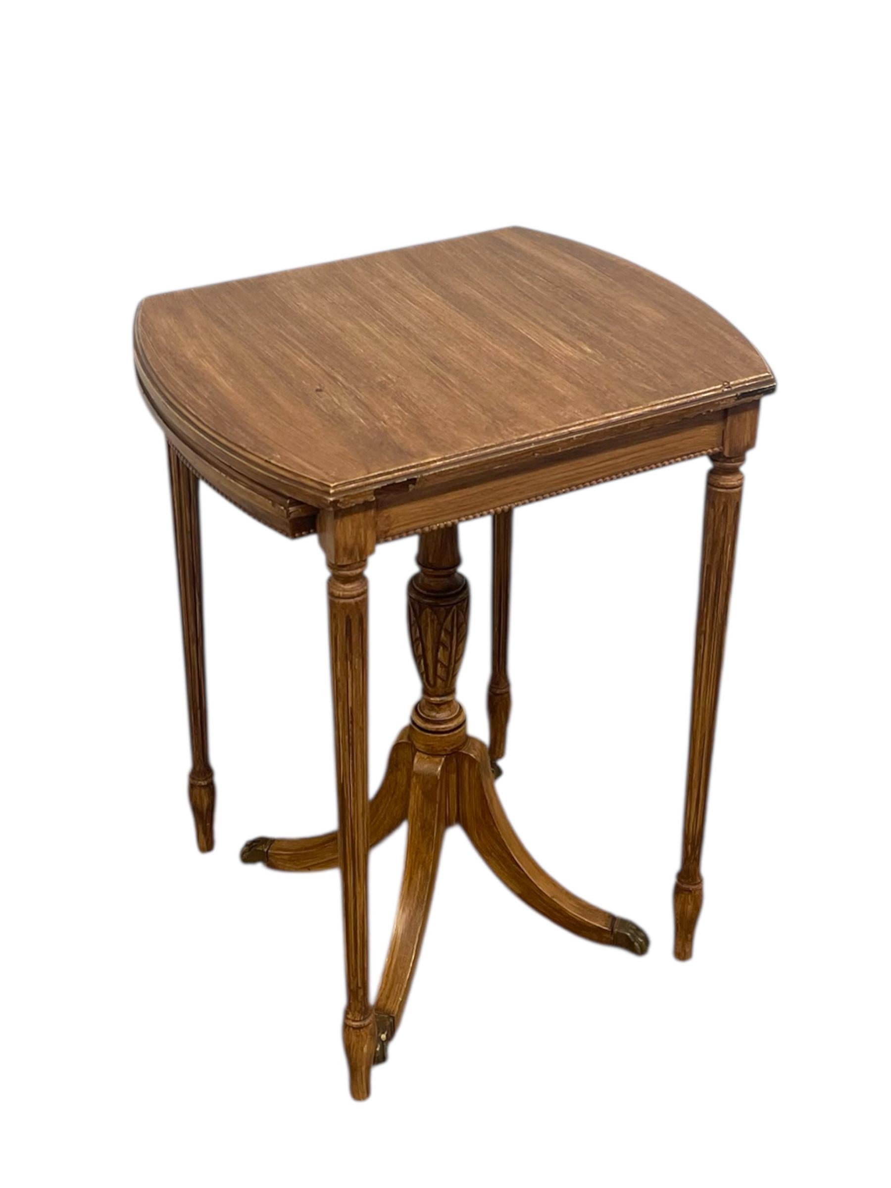 Mesa auxiliar anidada vintage Demi Lune de estilo federal y neoclásico Moderno de mediados de siglo en venta