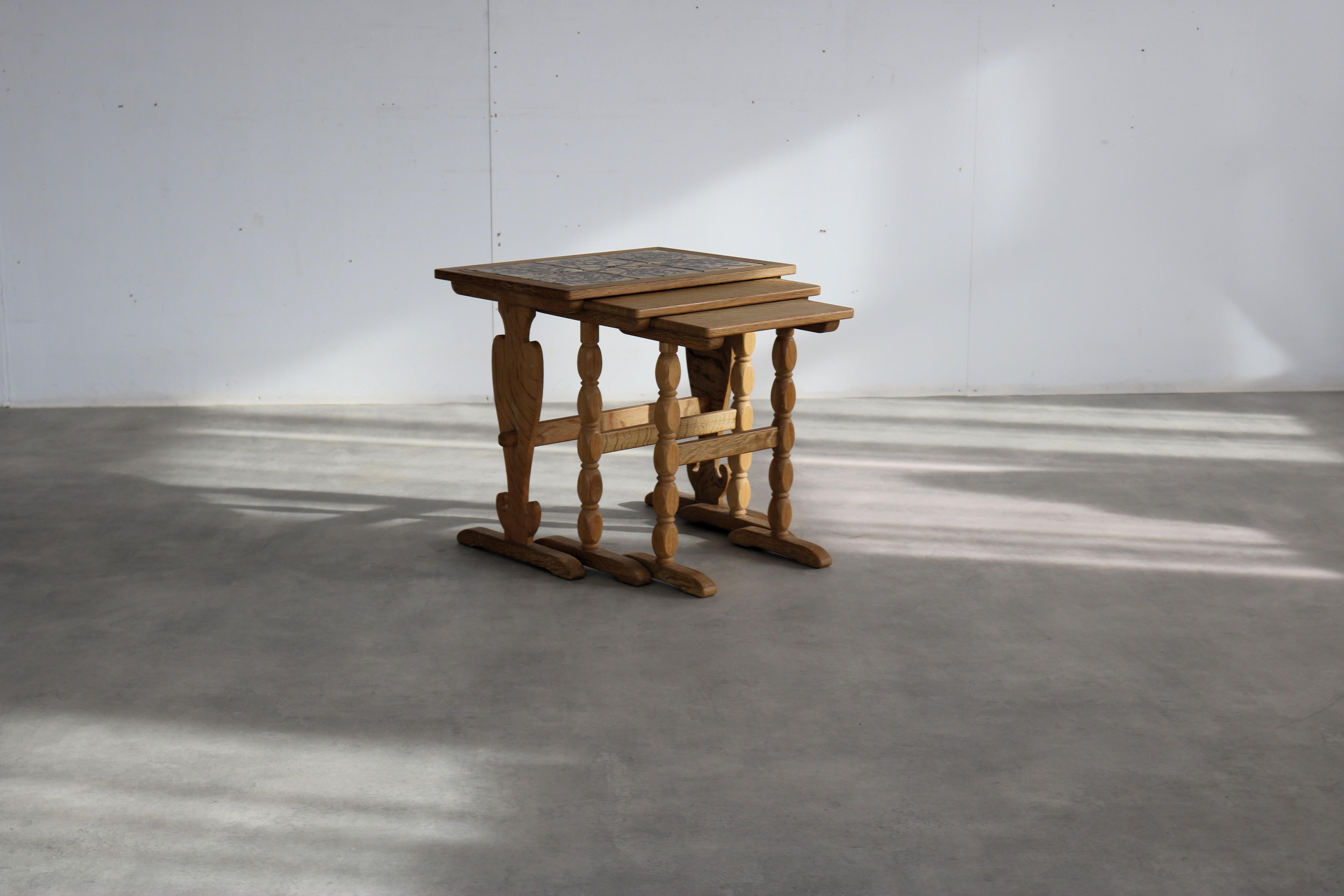 Vintage-Schachteltische  Beistelltische  Beistelltische  Eiche

Zeitraum  60's
Entwurf  Stil Henning Kjaernulf  Dänemark
Bedingung  gut  leichte Gebrauchsspuren
Größe  51 x 54 x 39 (HxBxT) (größter Tisch)

Details  Eiche; Stein;
