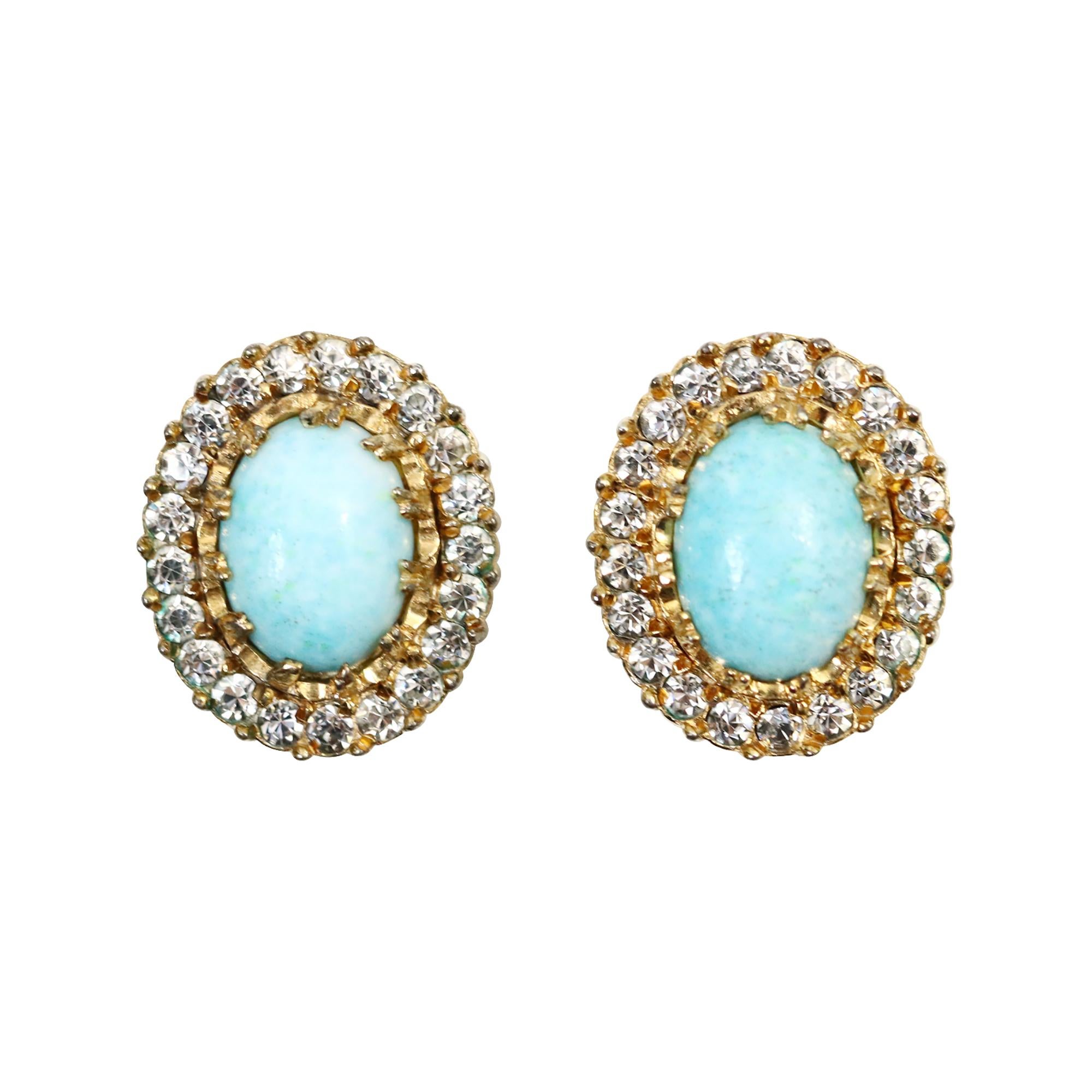Orecchini vintage con diamanti di finto turchese Nettie Rosenstein, circa anni '60. Si tratta di orecchini d'epoca ben fatti e ben disegnati.  Sono incastonati in tonalità oro con un diamante incastonato che circonda l'intero orecchino, creando un