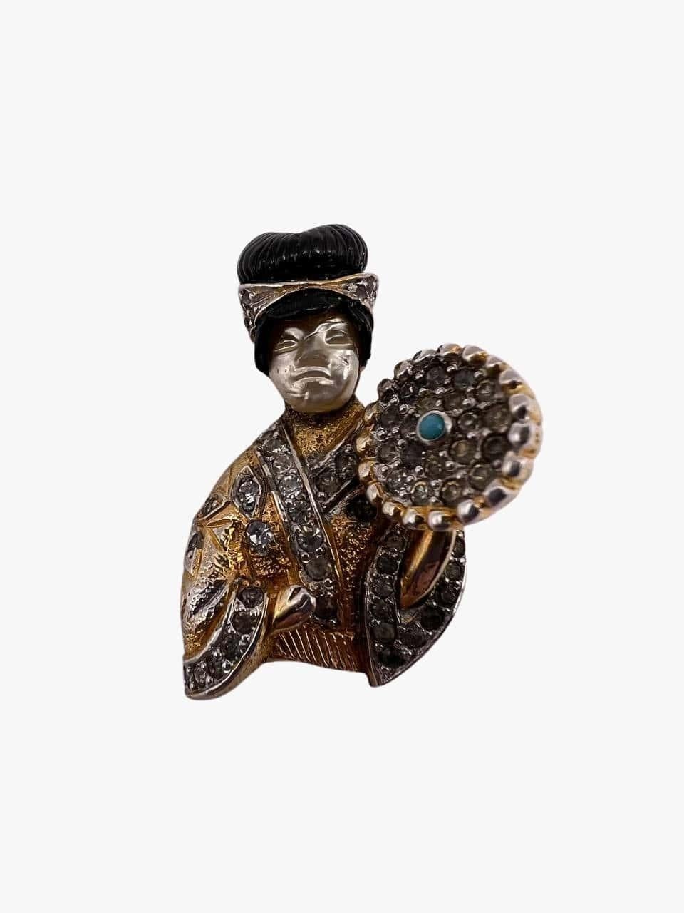 Vintage Geisha brooch by Nettie Rosenstein decorated with rhinestones. 
Signed. 
Period: 1960s
Condition: very good. some signs of wear due to the age.
Measurements: 
Length: 3 cm 
Width: 1,5 cm
........Additional information ........

- Photo might