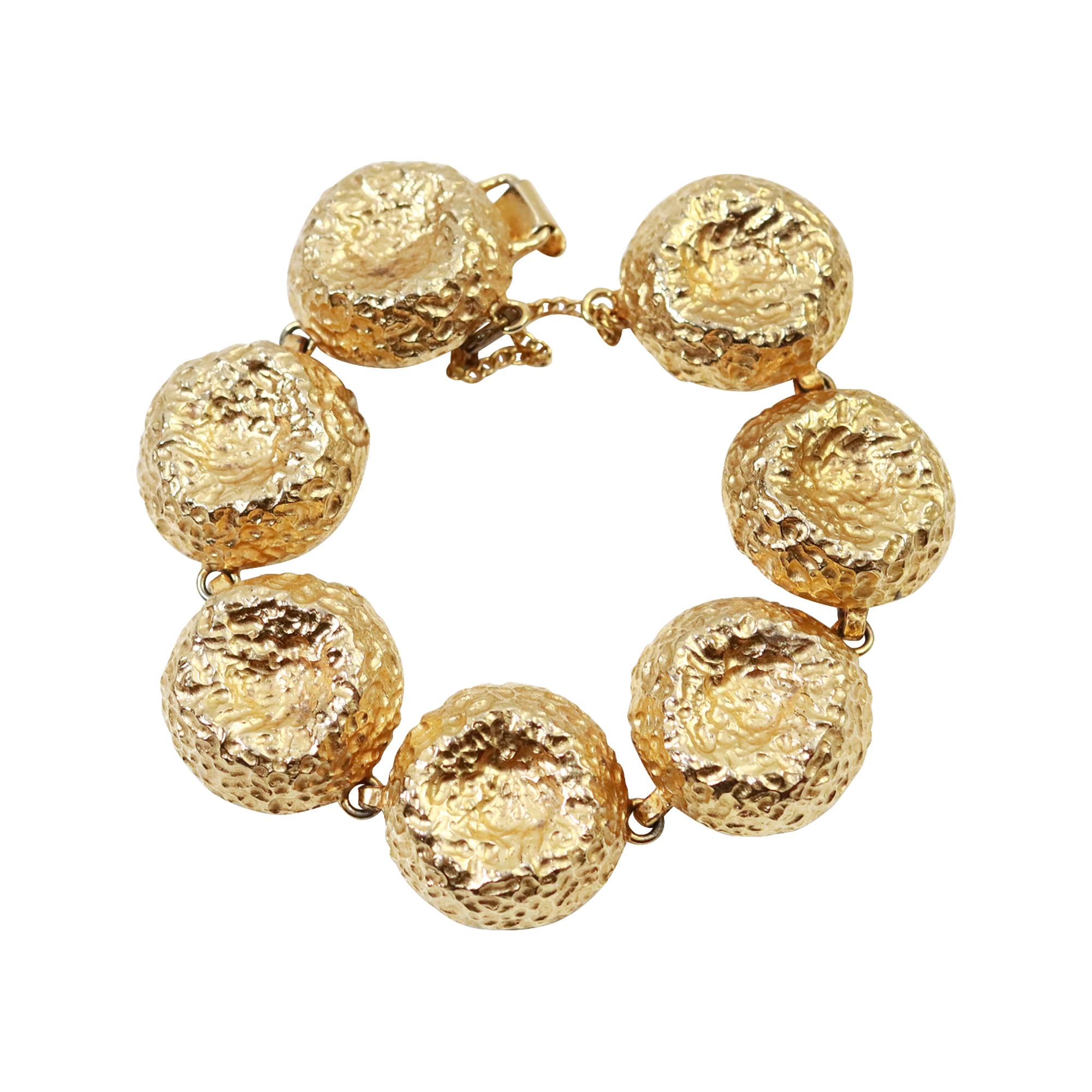 Pulsera vintage Nettie Rosenstein en tono dorado Circa años 60.Vintage Nettie Rosenstein Gold  Pulsera con cúpula dorada  Discos.  La Espalda presenta un bello diseño que sólo los años sesenta podían proporcionar. Esta pulsera es impresionante.  El