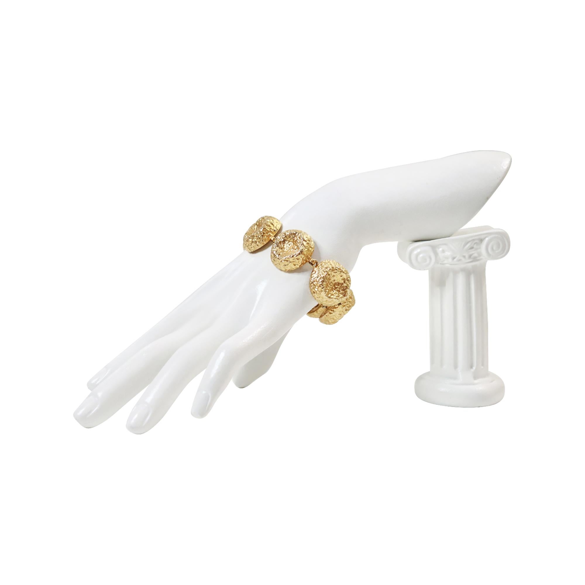 Pulsera vintage Nettie Rosenstein en tono dorado Circa años 60 en venta 1