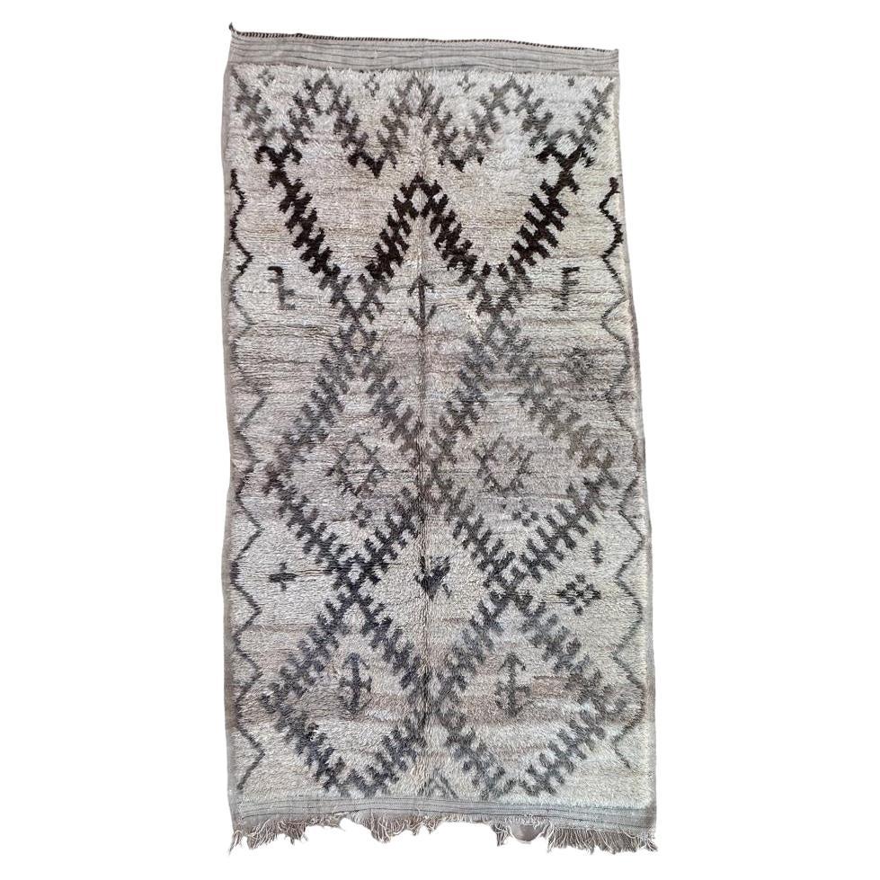 Neutraler cremefarbener marokkanischer Teppich mit Stammesmotiv im Angebot