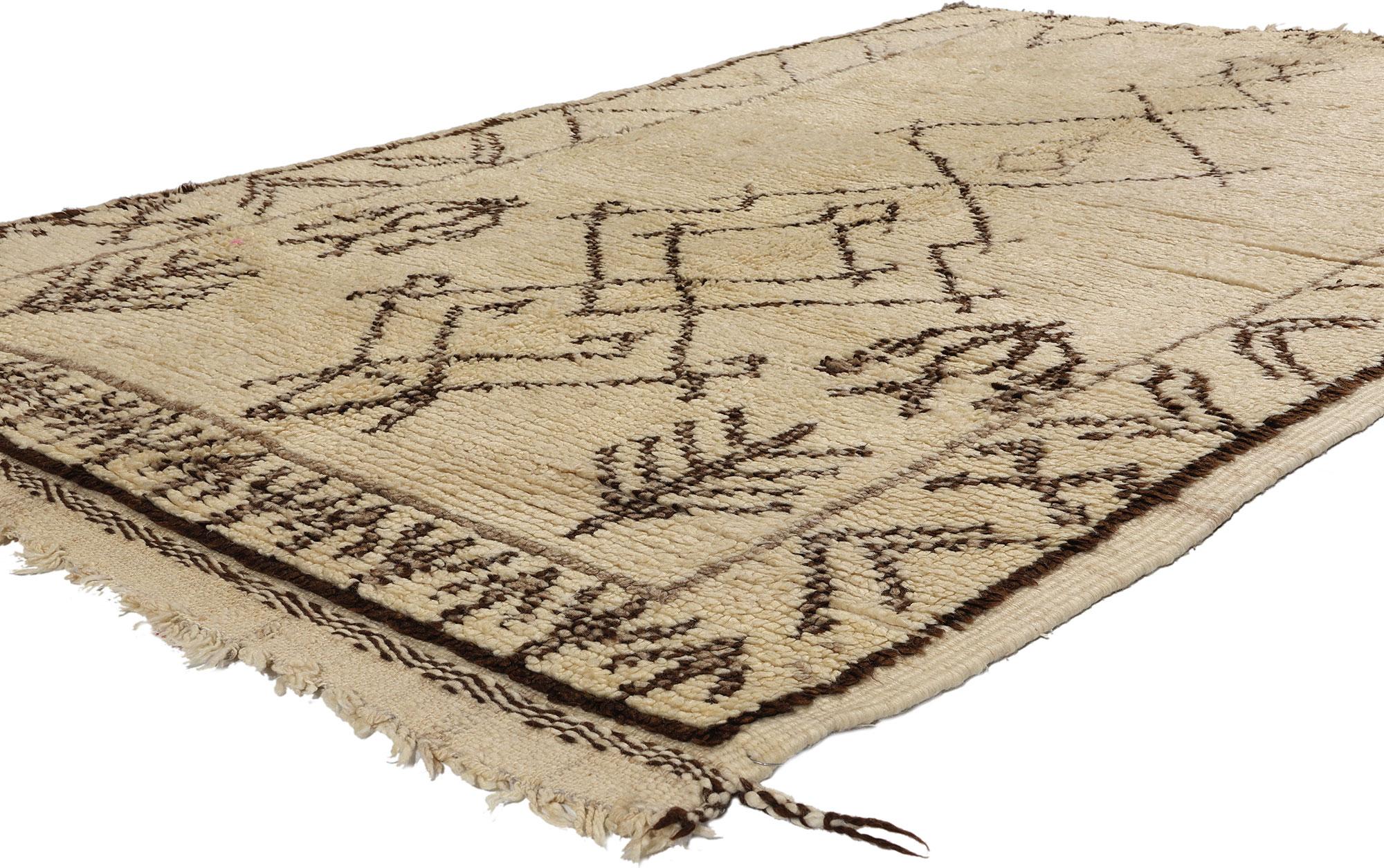 21752 Tappeto Azilal marocchino neutro vintage, 04'09 x 08'04. Dal cuore vibrante della capitale del Marocco centrale, cullata dalle montagne dell'Alto Atlante, nasce l'affascinante eredità dei tappeti Azila, un'espressione distinta dell'artigianato