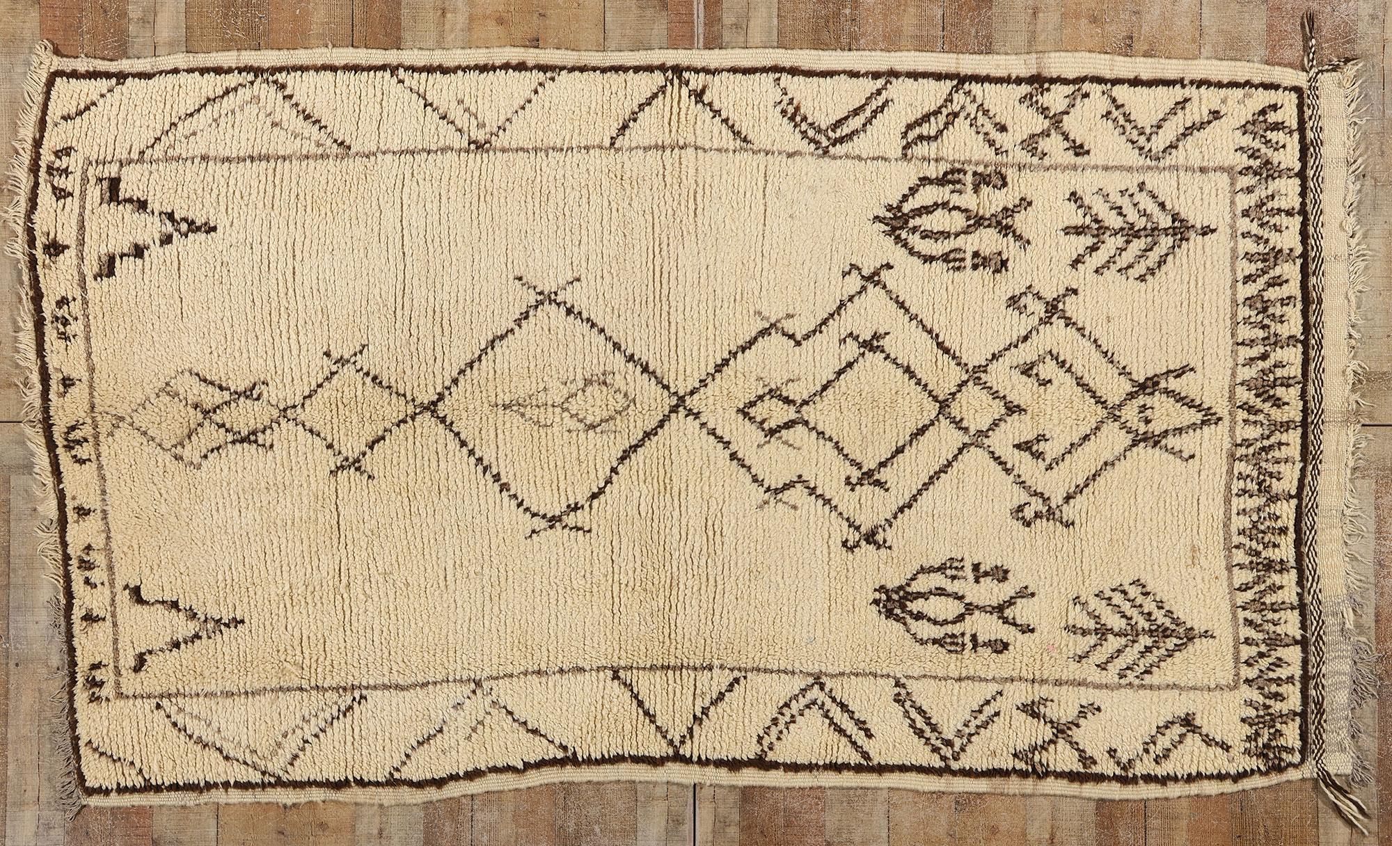 Tappeto Azilal marocchino neutro vintage, l'incanto tribale incontra il design Shibui in vendita 1