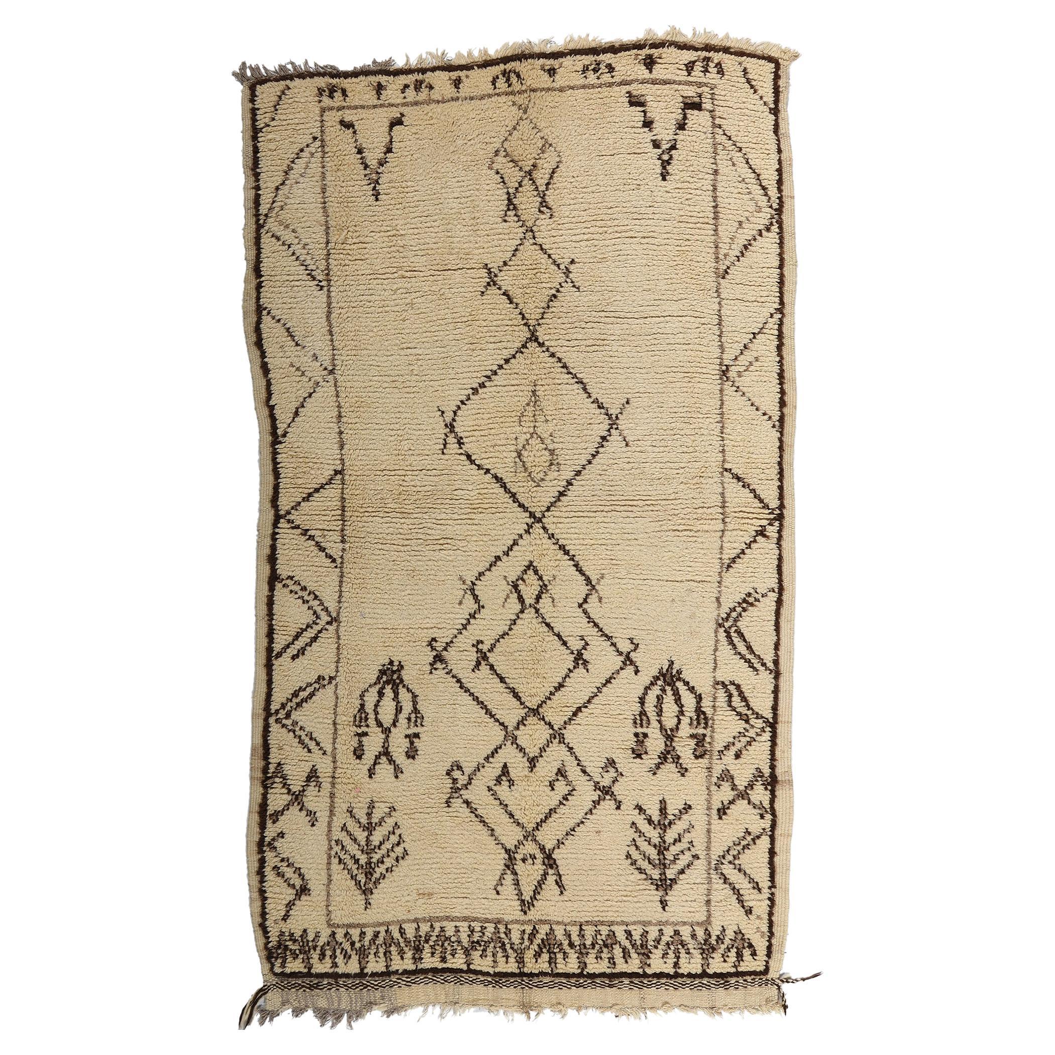 Neutraler marokkanischer Azilal-Teppich im Vintage-Stil, Stammeskunst-Enchantment Meets Shibui-Design