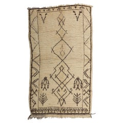 Tapis Azilal marocain neutre, enchantement tribal rencontre Shibui Design