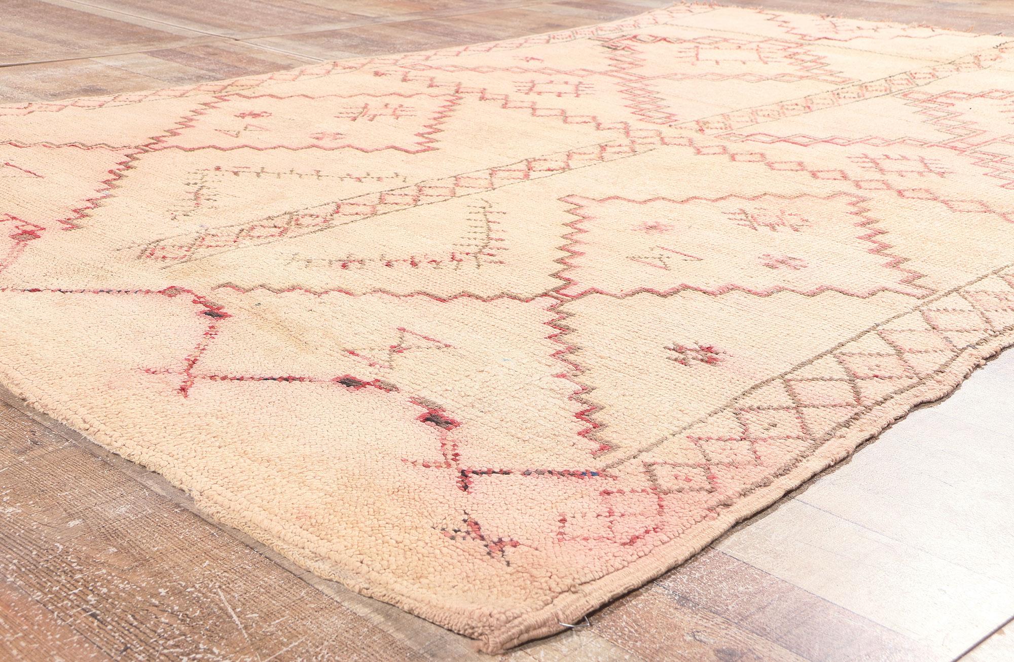 Neutraler marokkanischer Teppich im Vintage-Stil, Nomadic Charm Meets Global Chic (20. Jahrhundert) im Angebot