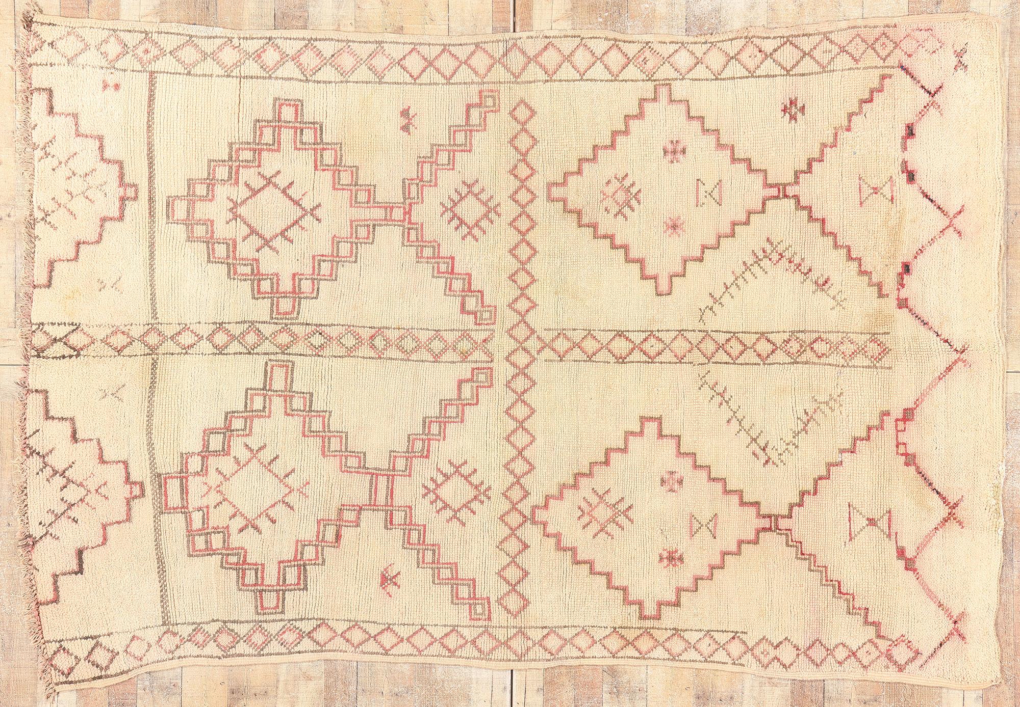 Neutraler marokkanischer Teppich im Vintage-Stil, Nomadic Charm Meets Global Chic im Angebot 1
