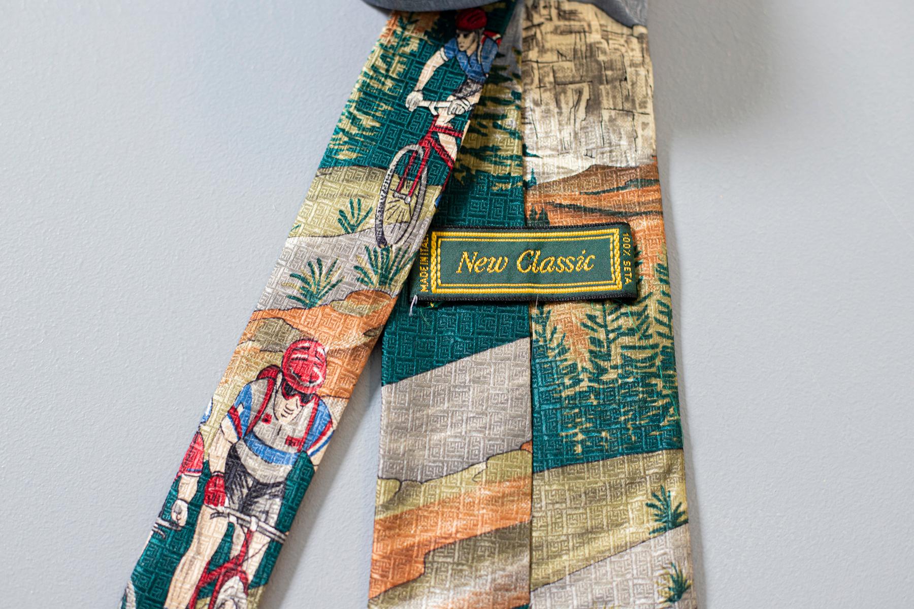This sporty tie in all silk designed by New Classic displays cyclists riding their bike on a mountain path. This tie is original and ideal for everyone who wants to stand out from the crowd during a sports event.