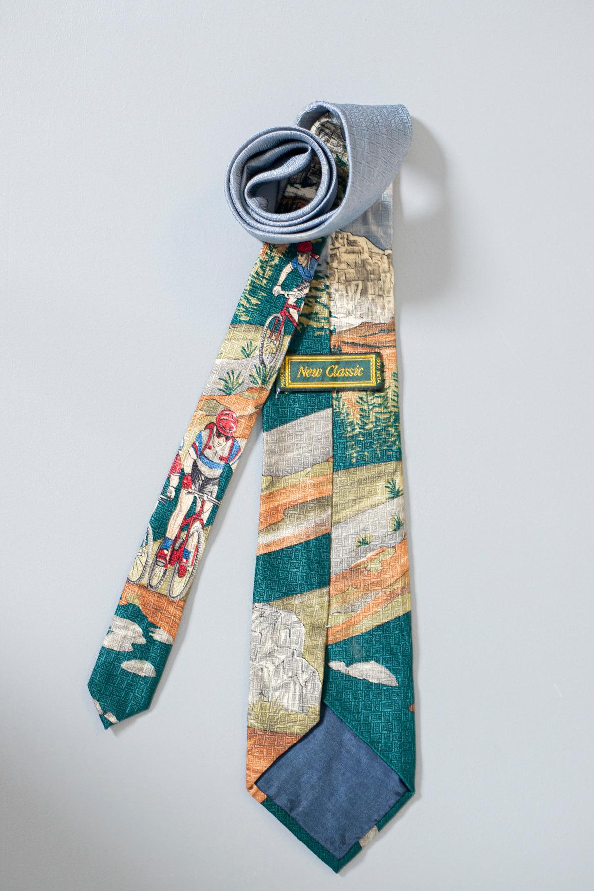 Vintage New Classic silk tie with cyclists In Good Condition For Sale In Milano, IT