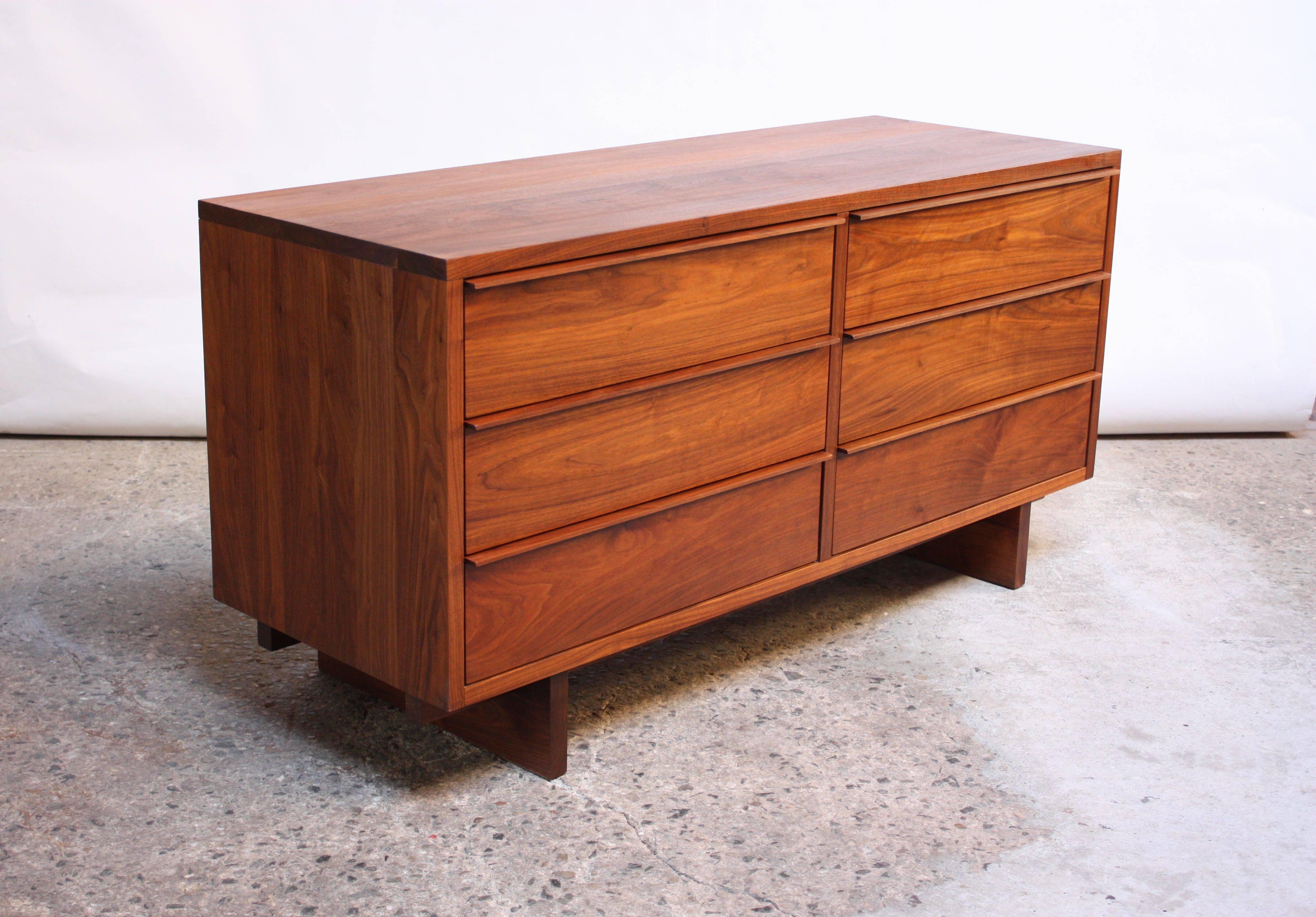 Vintage New England Solid Walnut Chest of Drawers In Excellent Condition In Brooklyn, NY