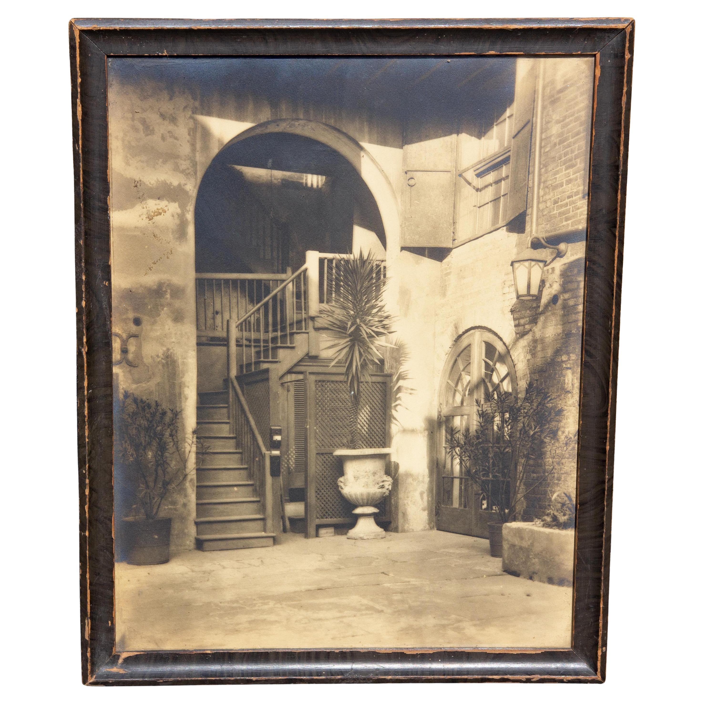 Una prima fotografia dell'Old Brulatour Courtyard nel Quartiere Francese di New Orleans. Attribuito a Joseph Woodson 