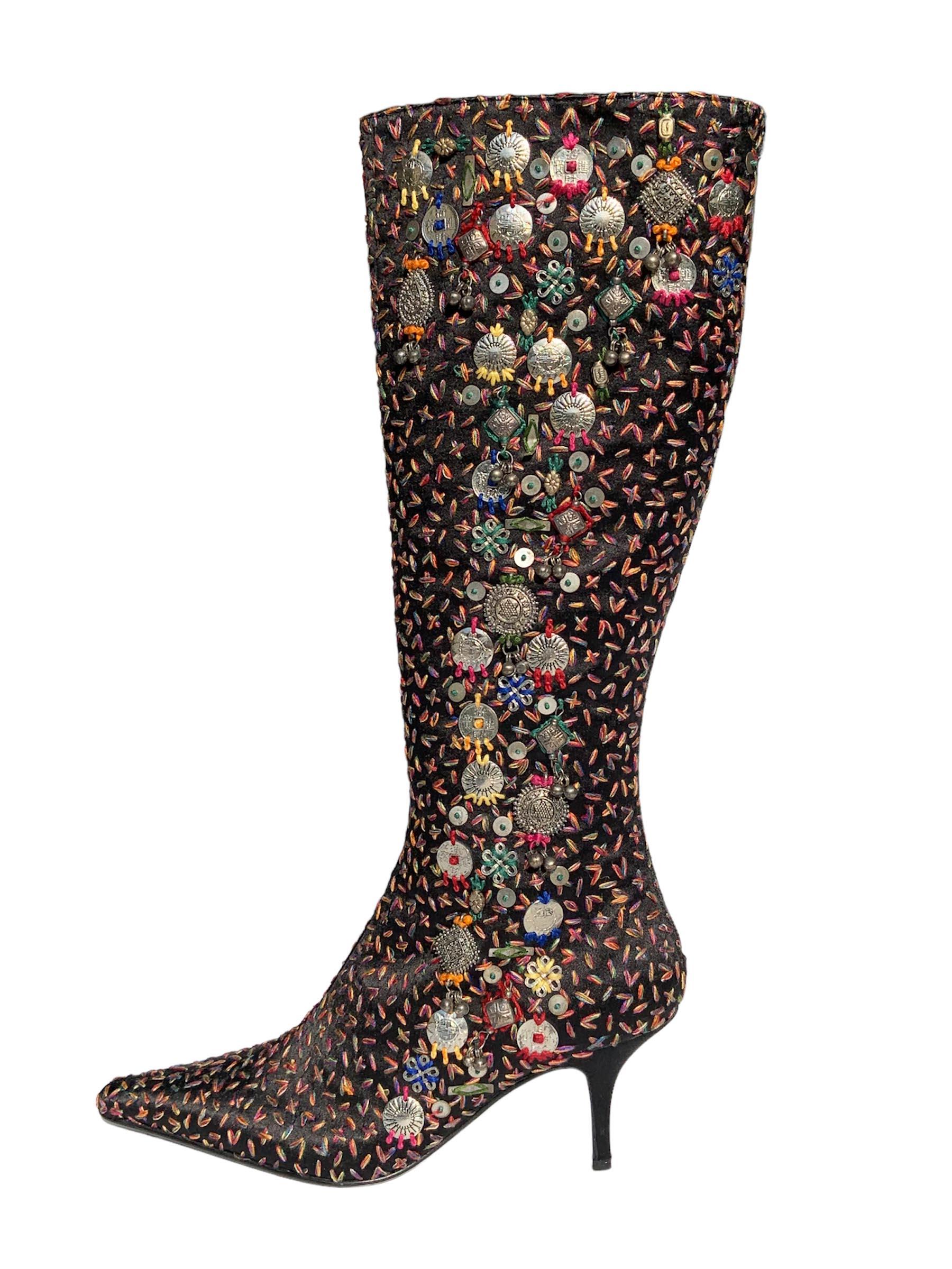 New Oscar de la Renta Coin Embellished and Embroidered Knee High Boots
Vintage Early 90's
Italian size 37 ( US 7 )
Black satin embroidered boots finished with exquisite silver-tone coins with different symbols, and charms.
Fully lined in leather,
