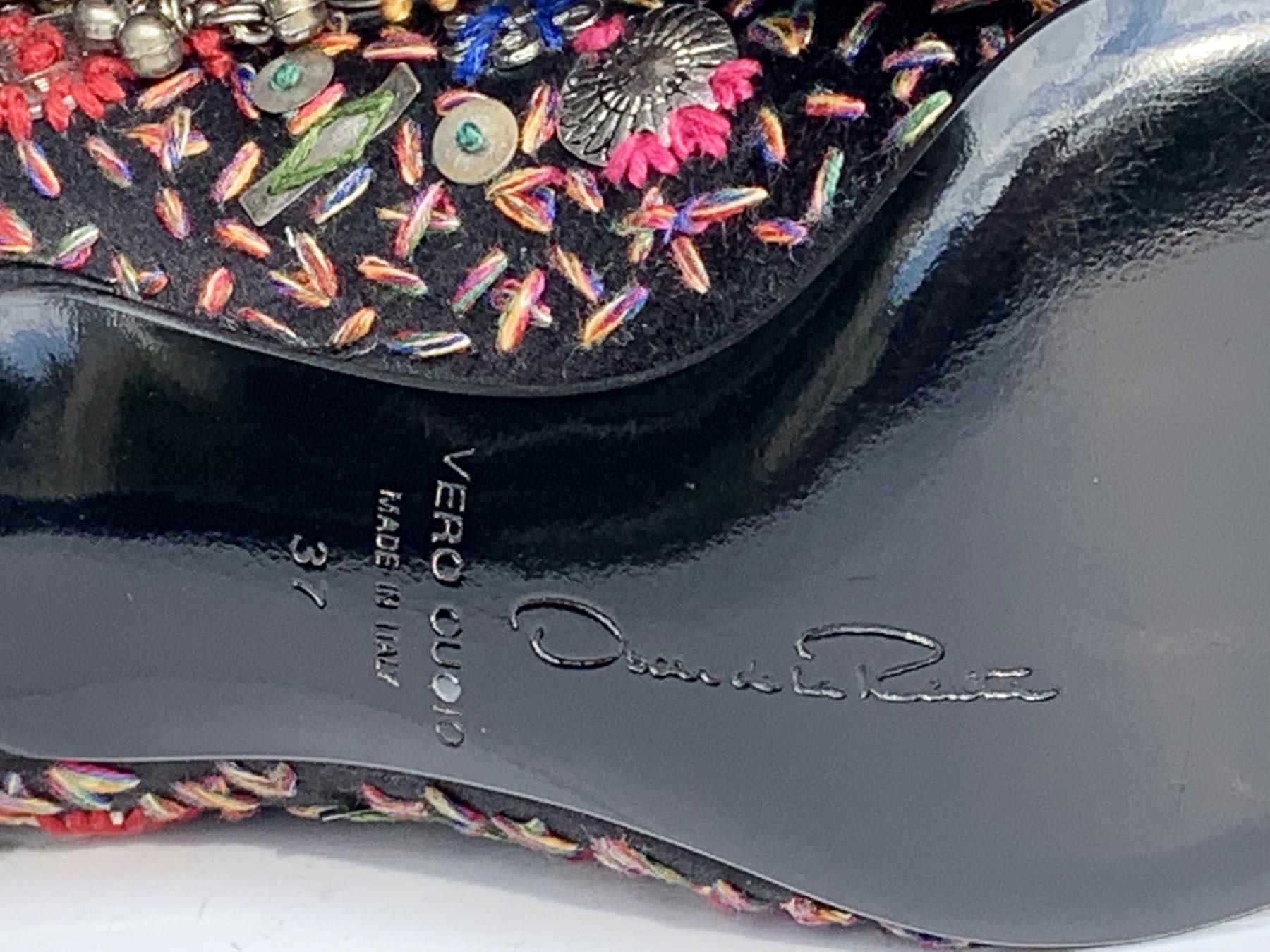 Vintage New Oscar de la Renta Coin Embellished Embroidered Boots Italian 37 US 7 In New Condition For Sale In Montgomery, TX