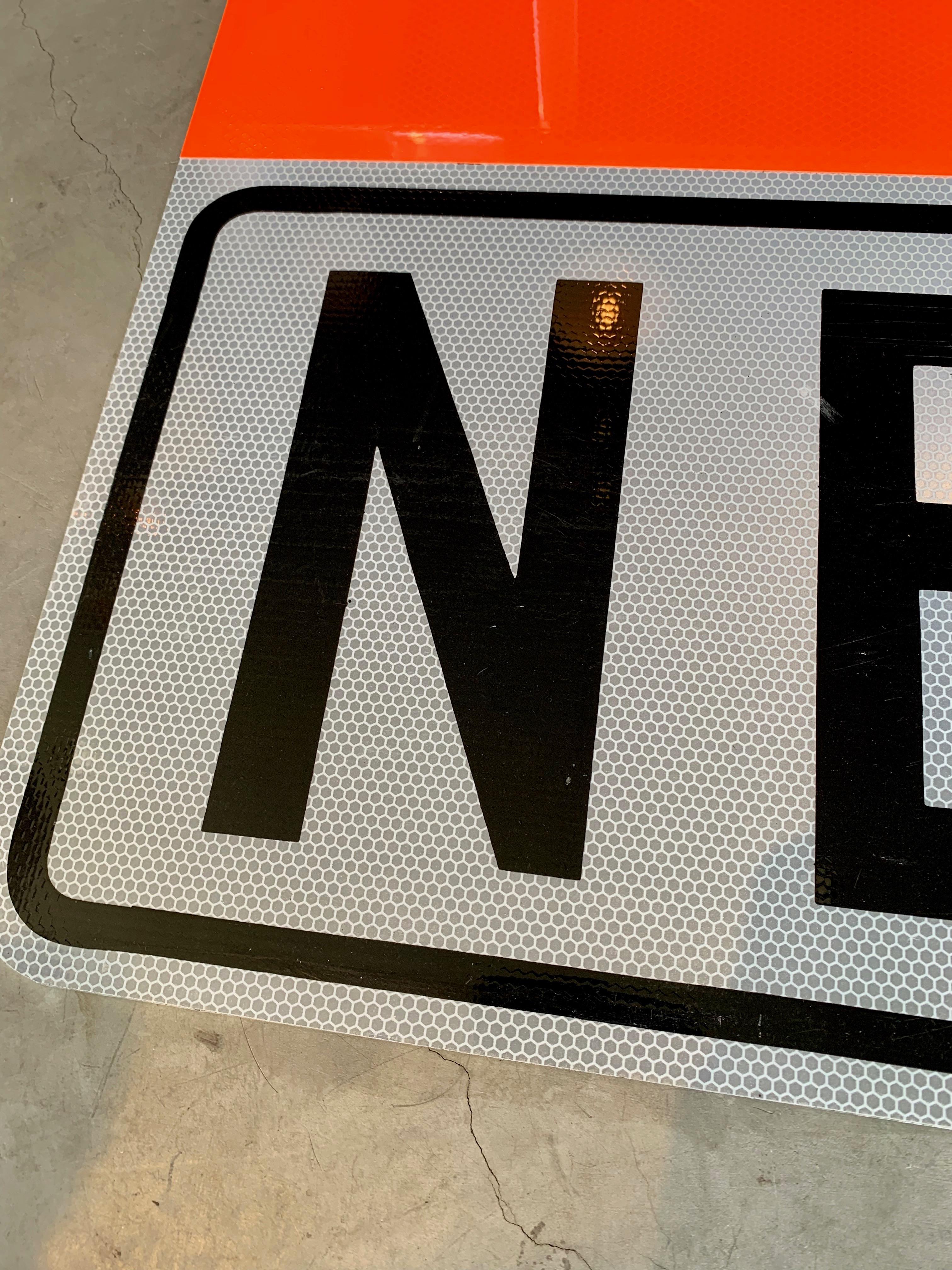 Road-Schild „NEW“ von „NEW“ (amerikanisch) im Angebot