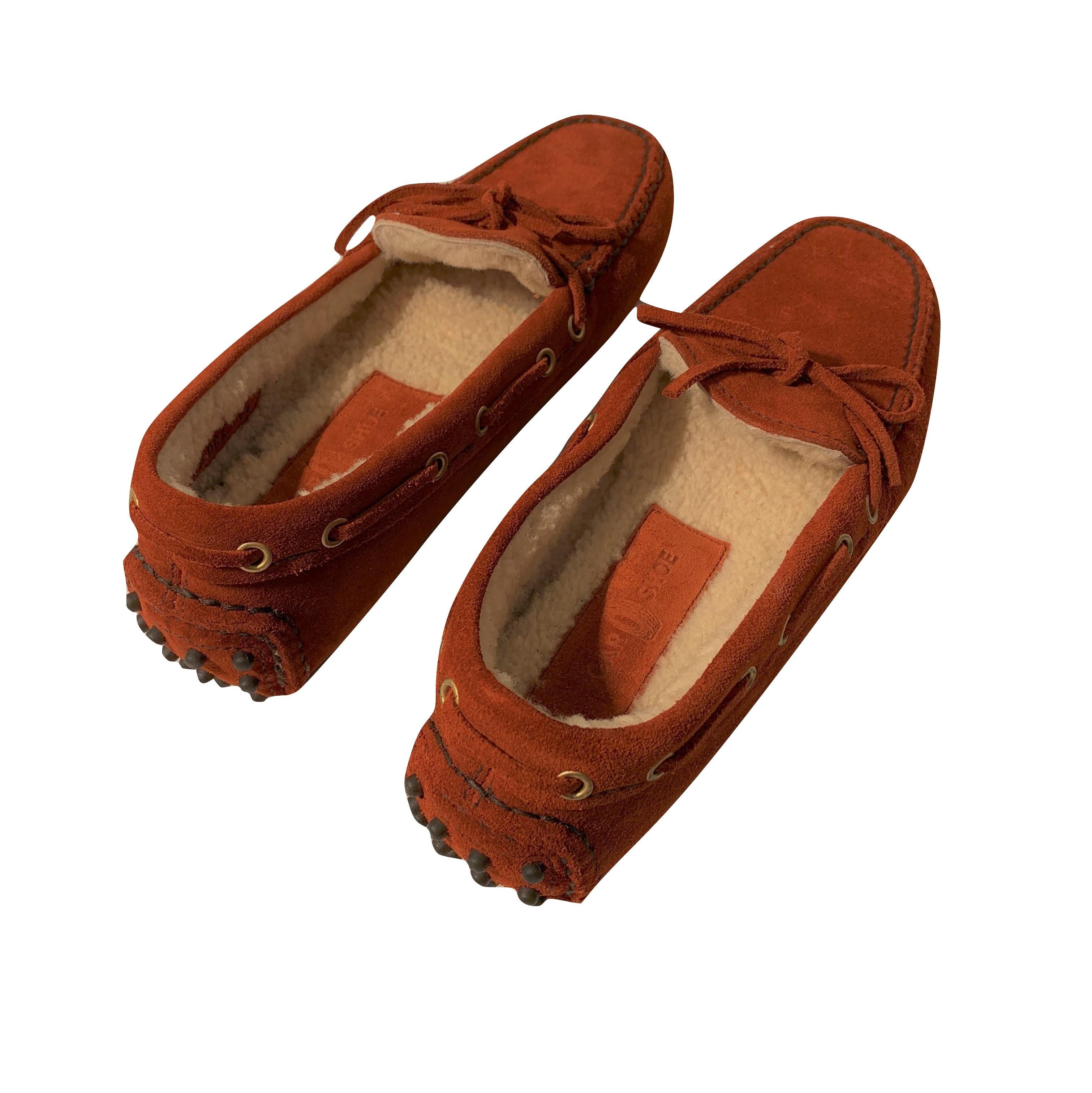 La chaussure de voiture originale de Prada
Vintage
Tout neuf
* Rouille
* Daim
* Doublure en shearling
* Quincaillerie en or
* Bow Toe (pointe de l'arc)
* Talon plat
* Semelle en caoutchouc
* Avec boîte et jaquette