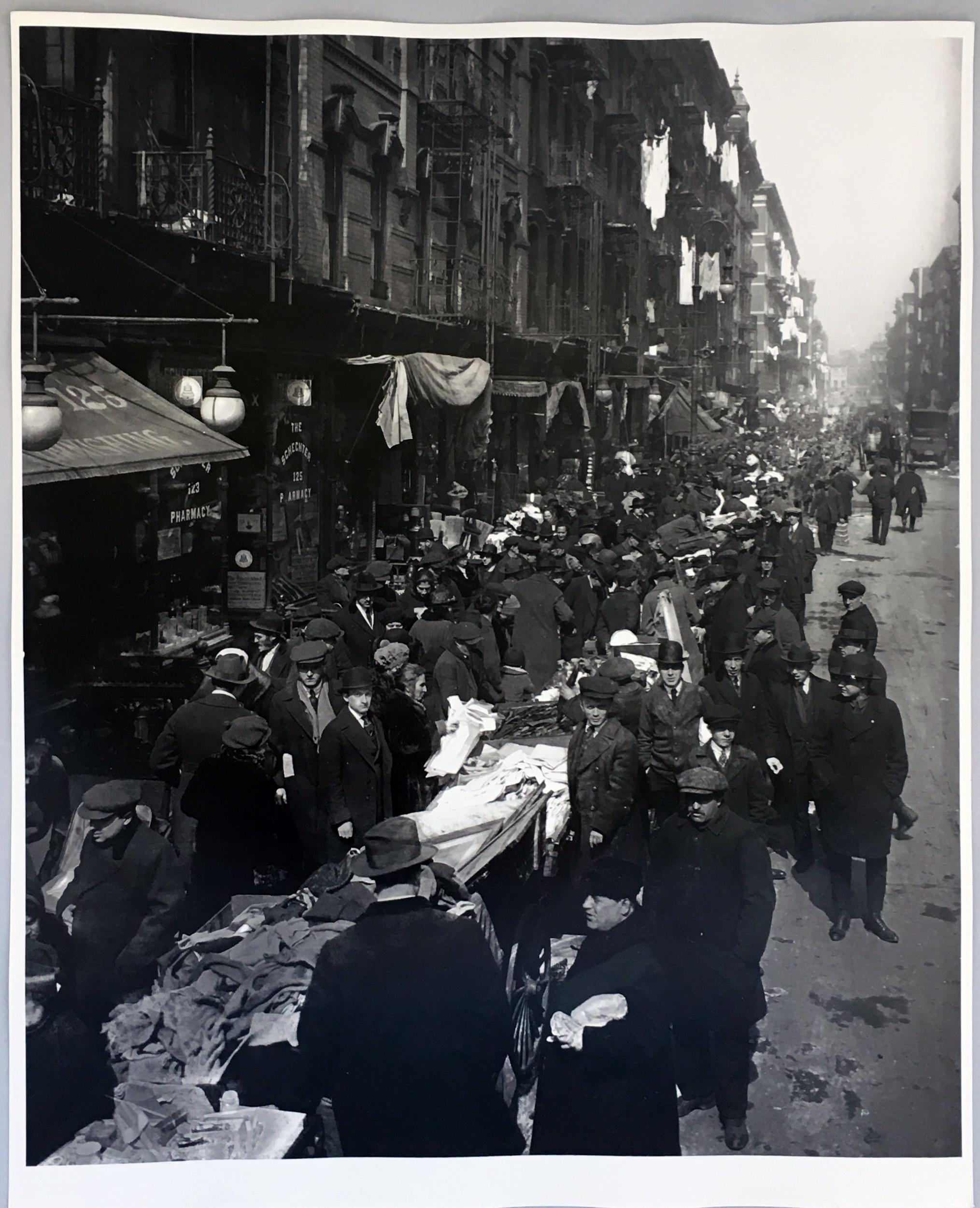 Manhattans historische Orchard Street in der Lower East Side, aufgenommen in den späten 1940er Jahren

Original-Gelatinesilberdruck, gedruckt in den späten 1950er Jahren
Abmessungen: 16 x 20 Zoll 
Unsigniert von unbekanntem Fotografen
Sehr