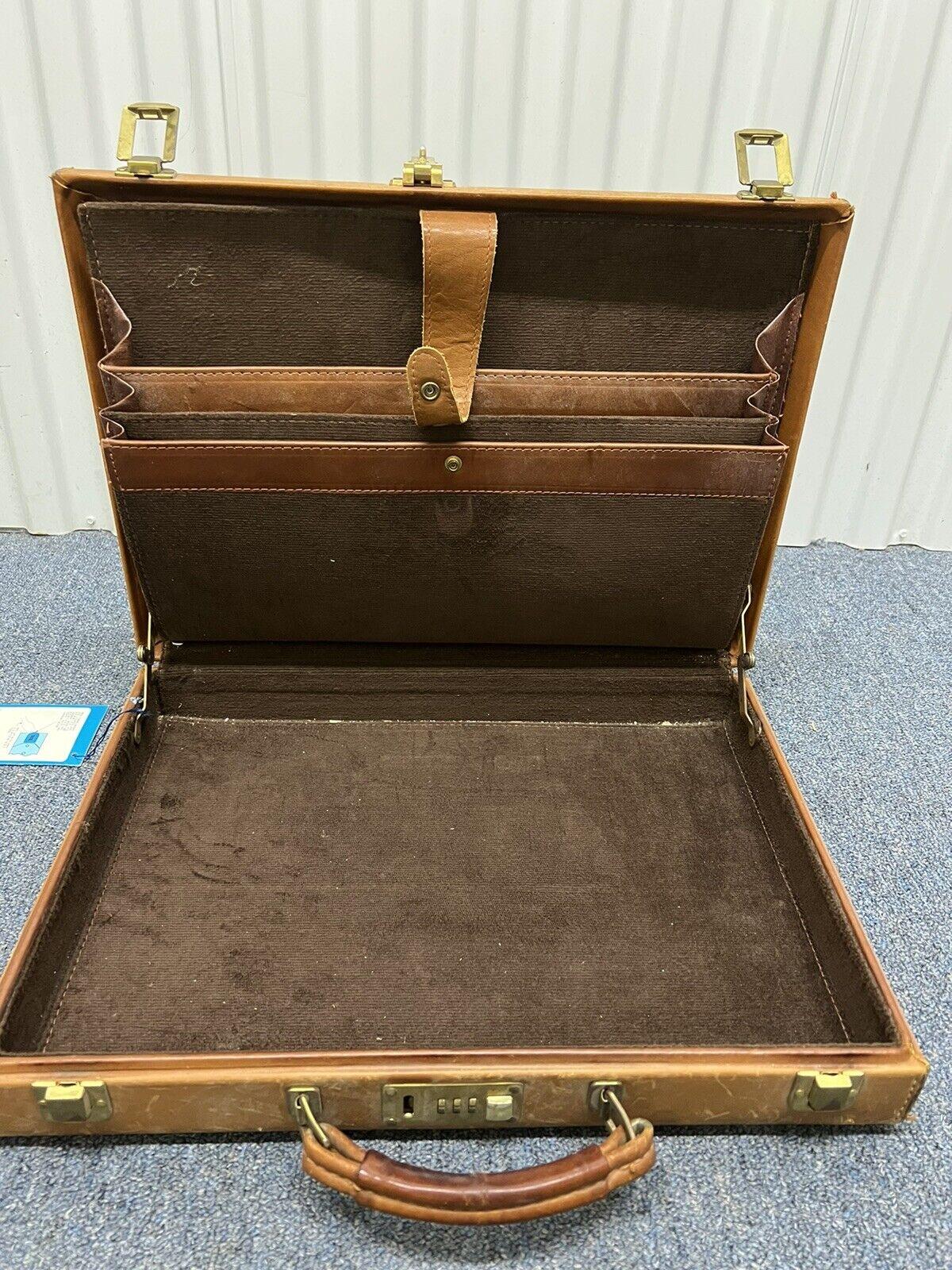 Vintage New York YANKEES Gilt Embossed Leather Briefcase In Good Condition For Sale In Atlanta, GA