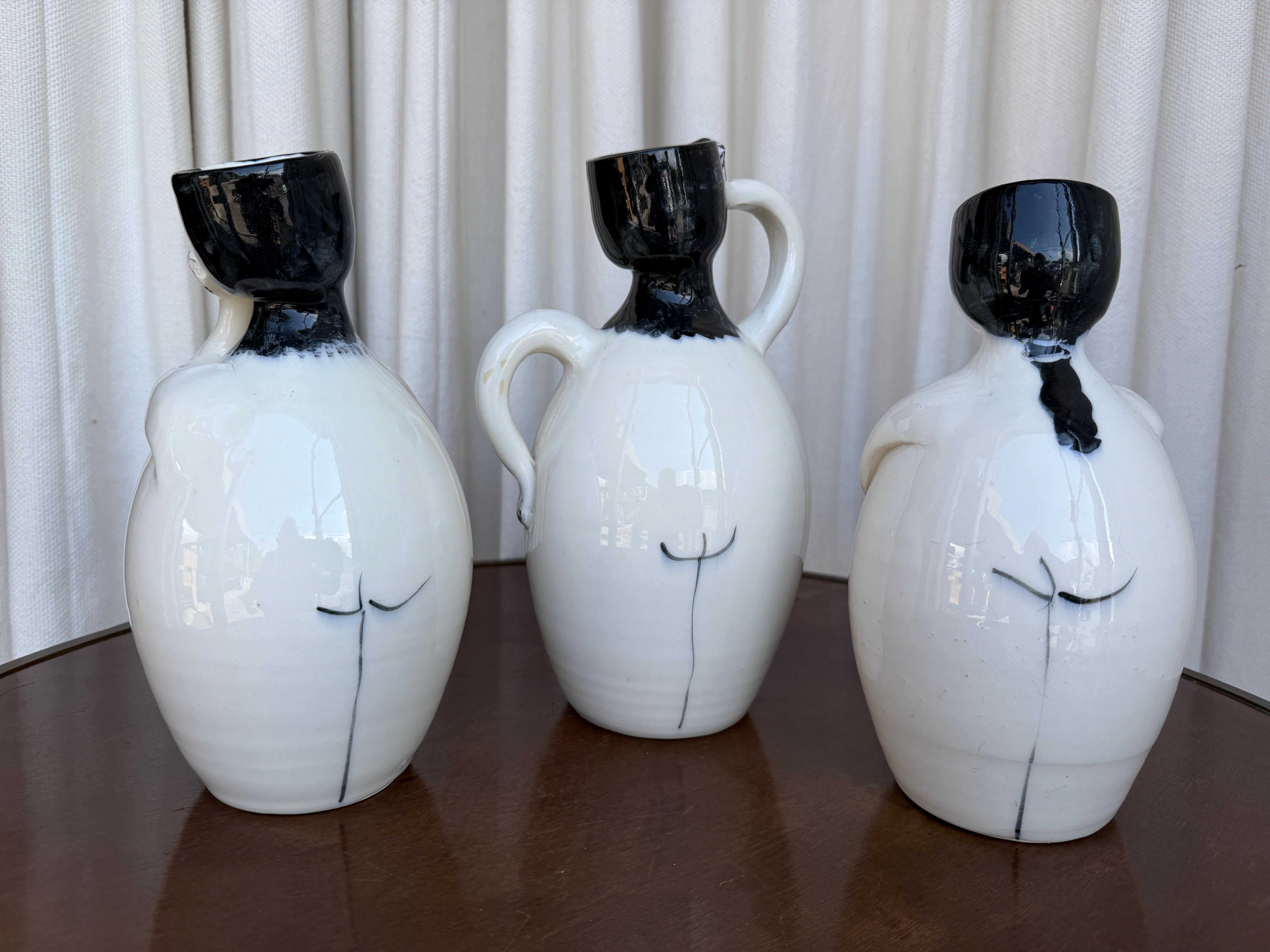 Questi TRE (3) meravigliosi e stravaganti vasi in ceramica smaltata a forma di donne grassocce in posizioni diverse provengono dalla Nuova Zelanda e sono opera del famoso ceramista Peter Laird.  Sono vintage e in perfette condizioni, firmate sul