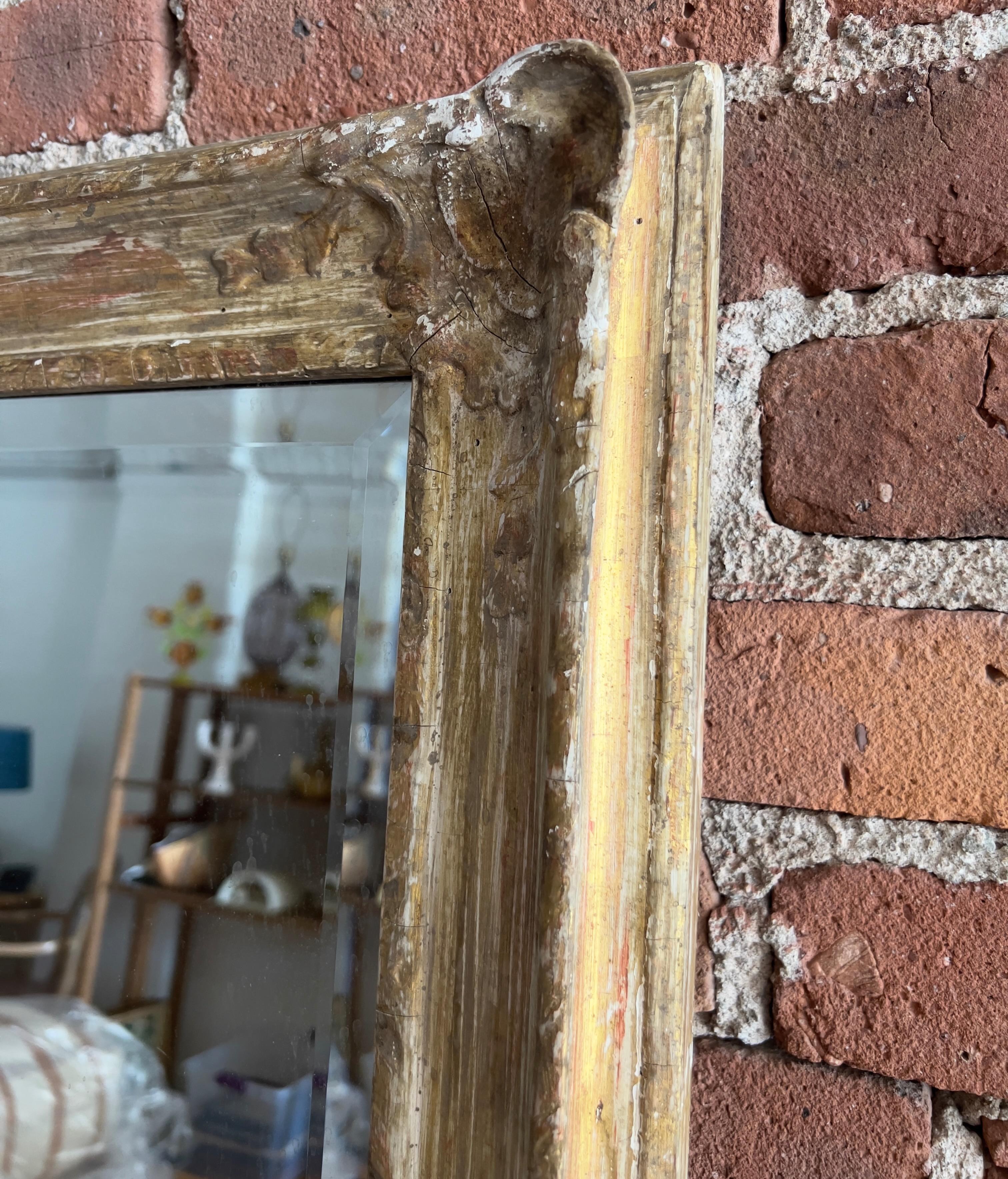 Vieux miroir doré Newcomb-Macklin avec cadre sculpté, début du 20ème siècle Bon état - En vente à Black Rock, CT