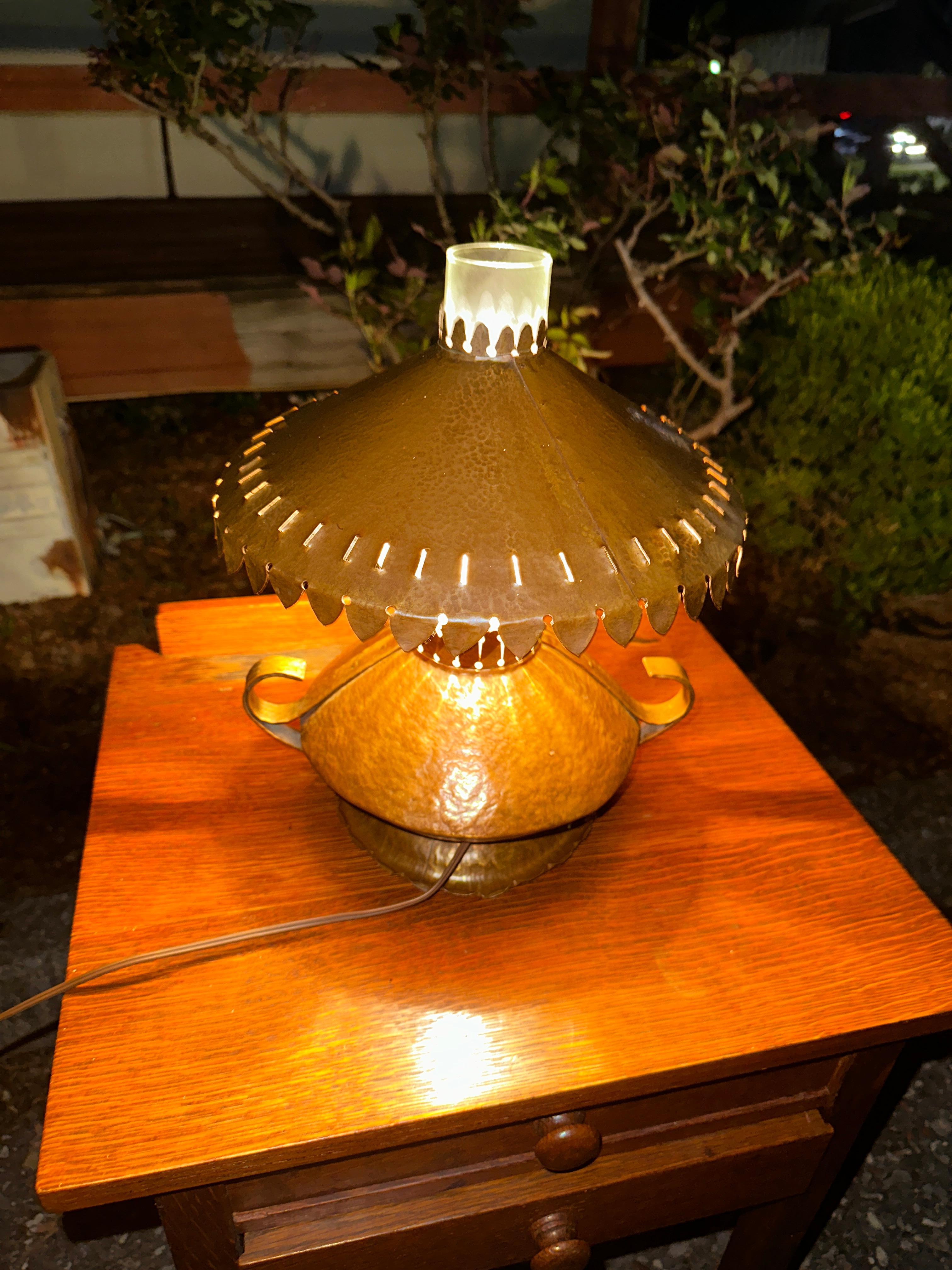 Vintage Nice Hammered Cooper Arts & Crafts Table Lamp In Good Condition For Sale In Shamokin Dam, PA