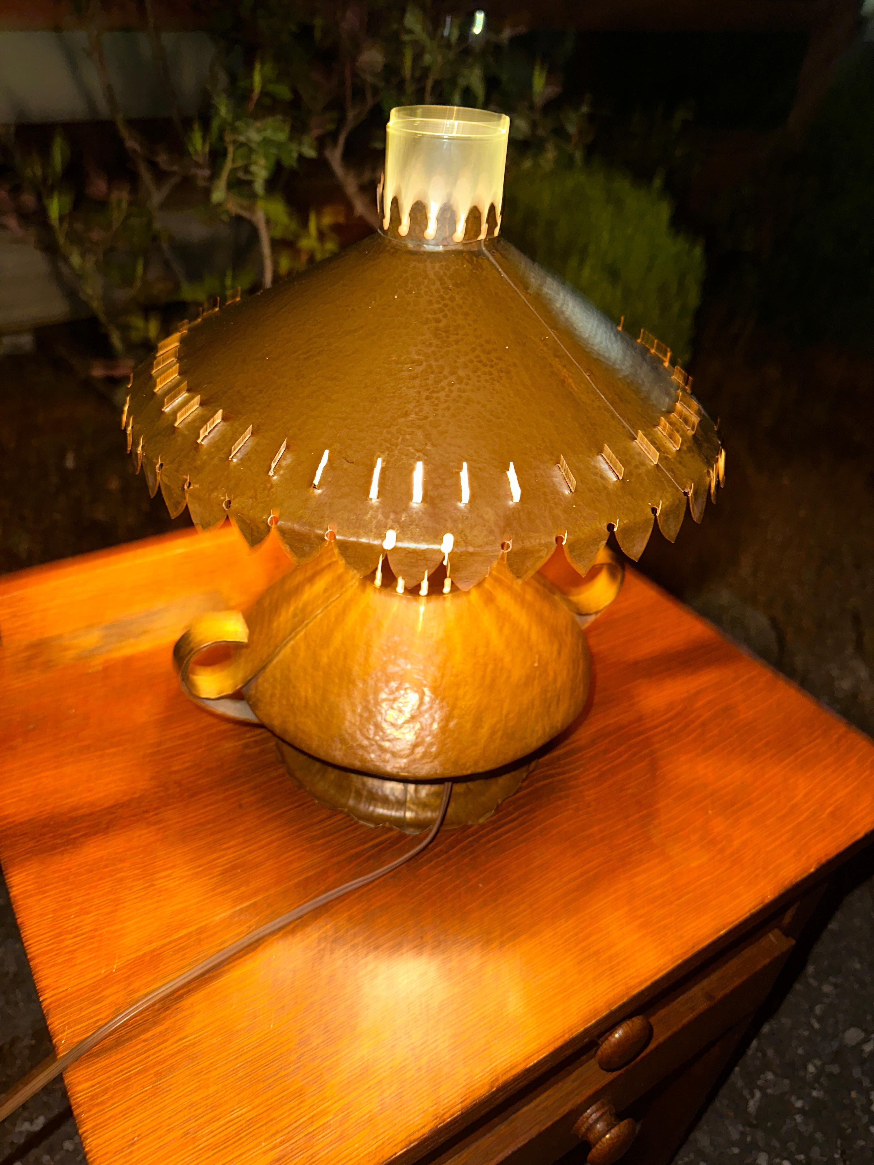 Mid-20th Century Vintage Nice Hammered Cooper Arts & Crafts Table Lamp For Sale