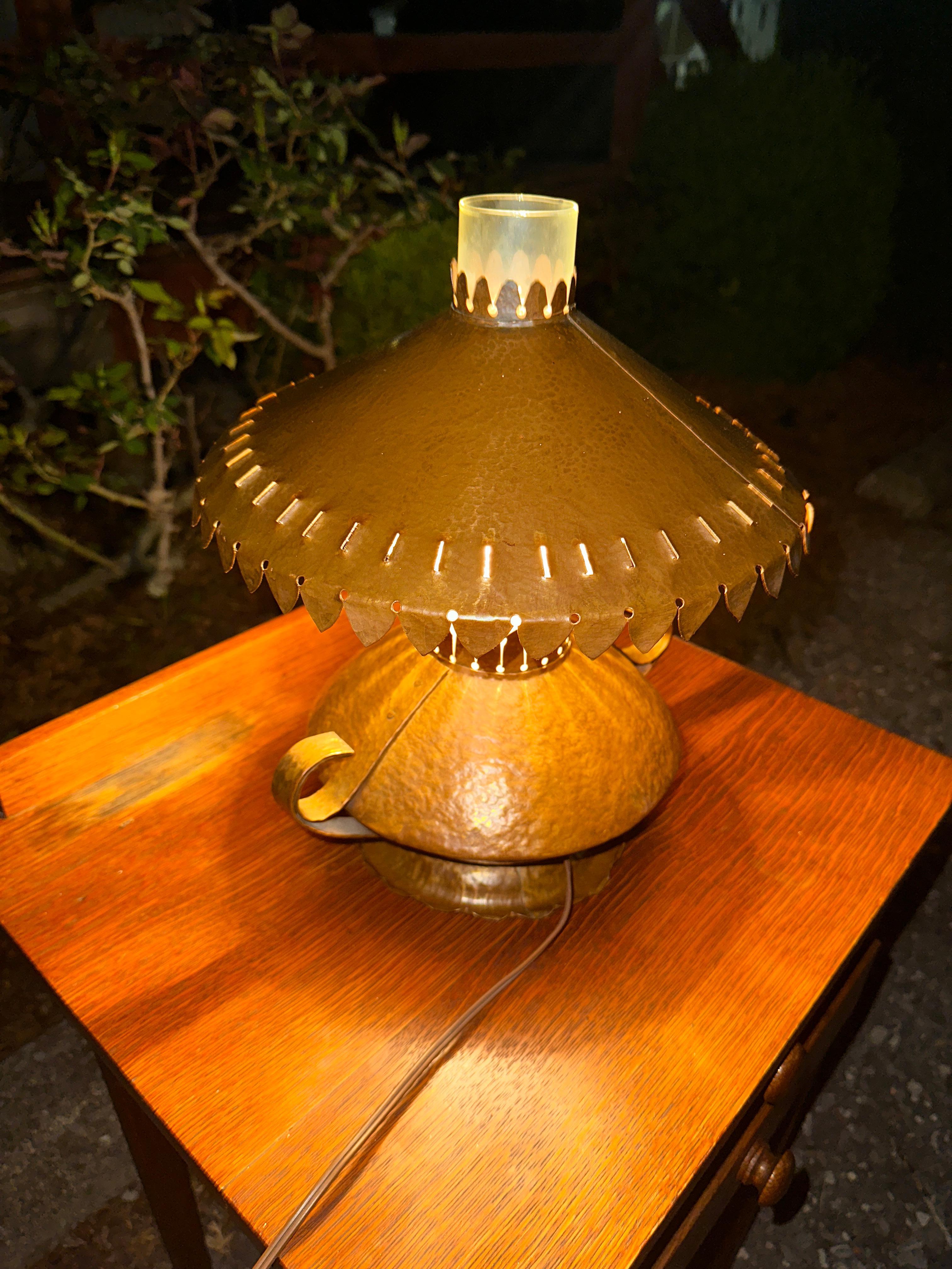 Vintage Nice Hammered Cooper Arts & Crafts Table Lamp For Sale 1