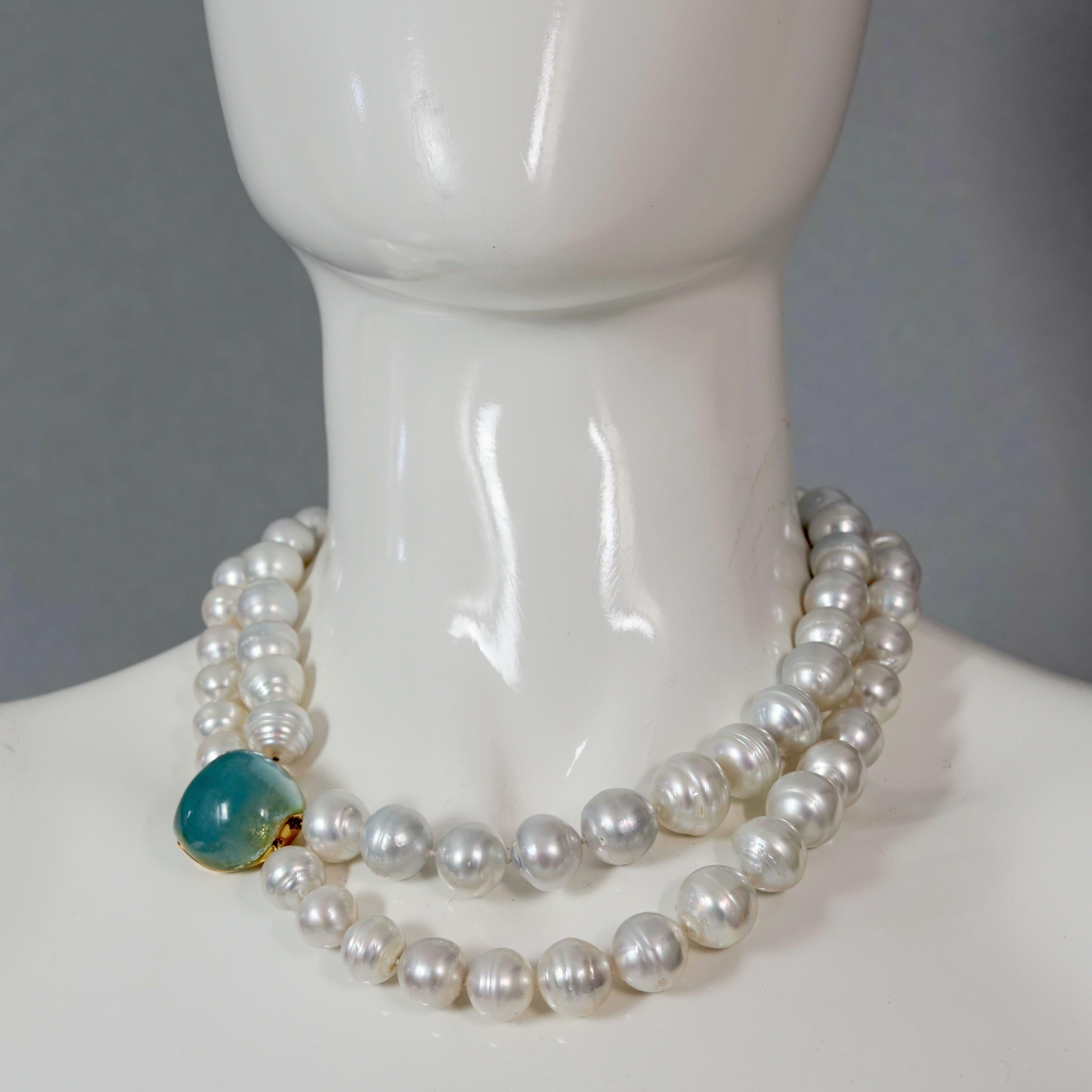 Measurements:
Green Beryl Gemstone: 1.02 inches (2.6 cm)
Large Pearl Diameter: 0.62 inch (1.6 cm)
Small Pearl Diameter: 0.39 inch (1 cm)
Height Drop: 1.10 inches (2.8 cm)
Wearable Length: 17.91 inches (45.5 cm)

A sumptuous assemblage of lustrous,