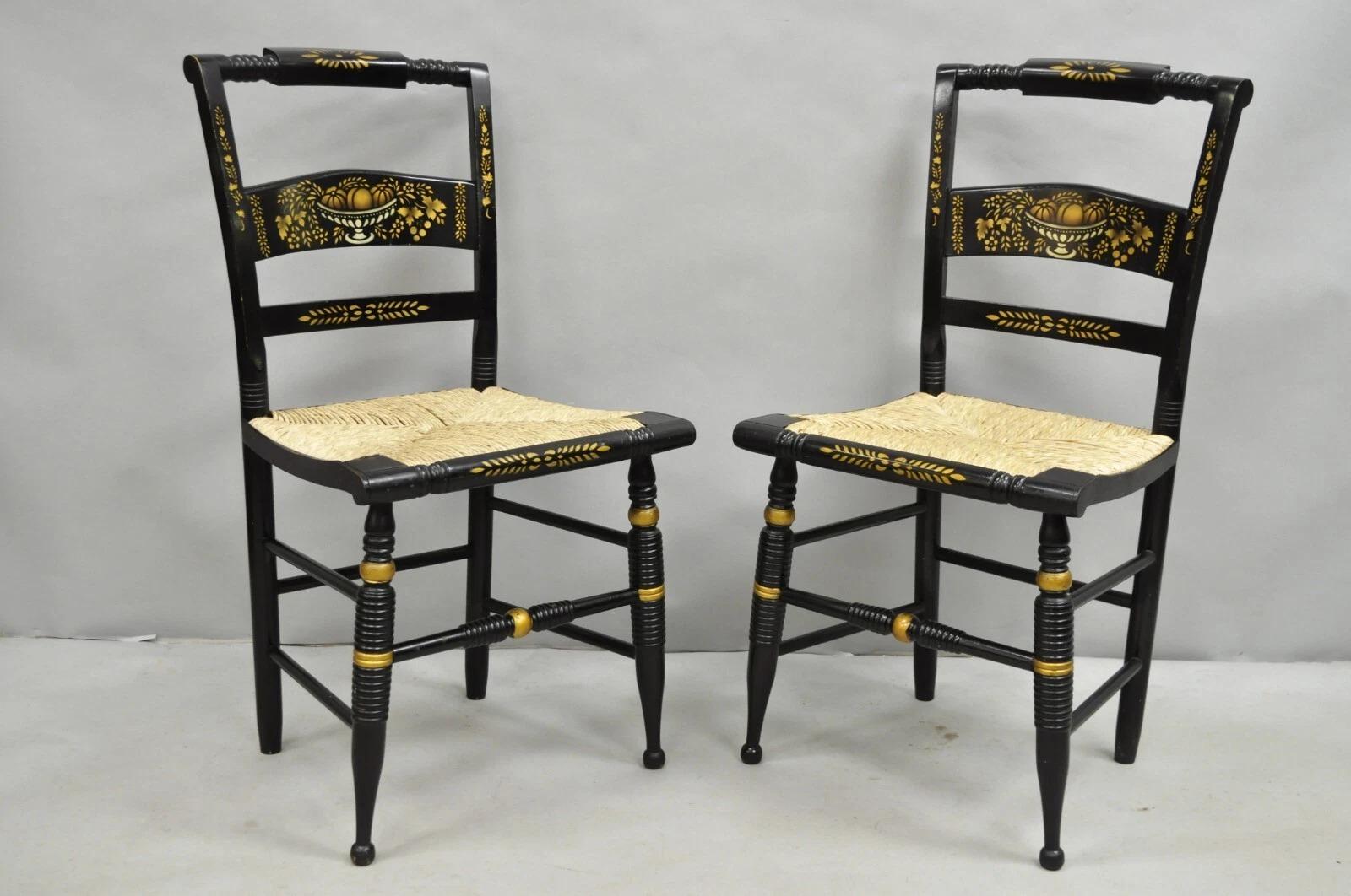 Bitte teilen Sie uns Ihre Postleitzahl mit, um ein günstigeres Angebot für den Versand innerhalb der USA anzufordern.

Vintage Nichols & Stone Hitchcock Harvest Stencil Painted Black Side Chairs - ein Paar. Circa Mitte des 20. Jahrhunderts.