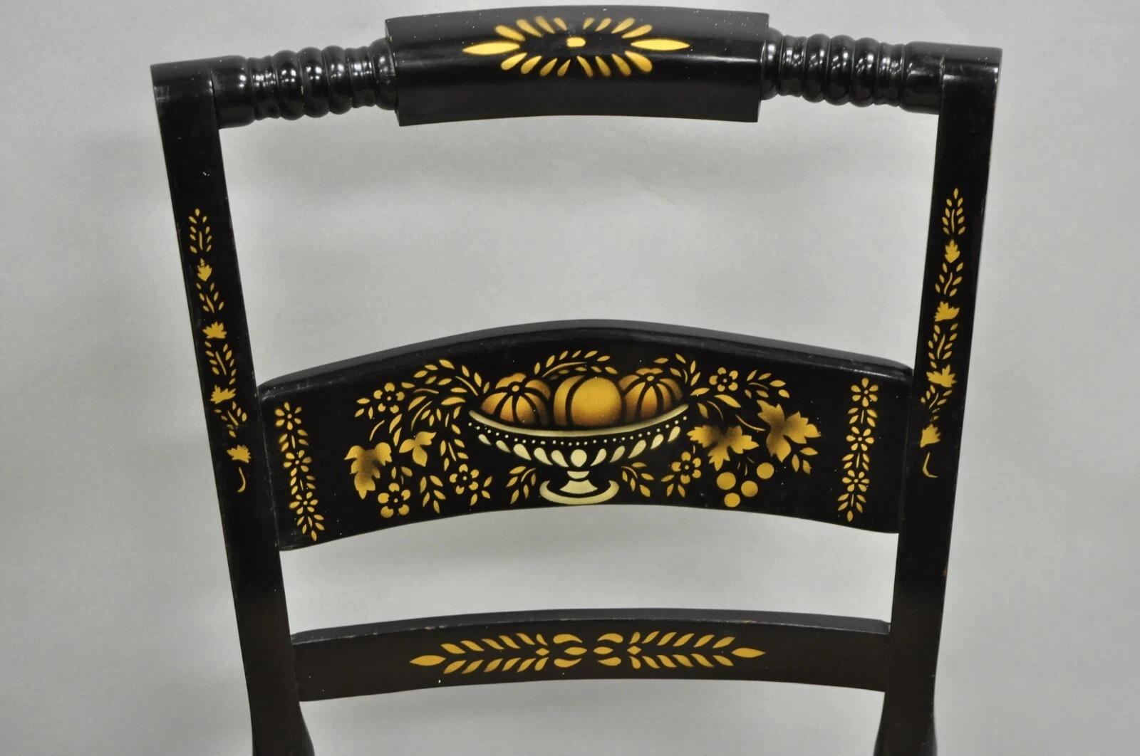 Vintage Nichols & Stone Hitchcock Ernte Schablone gemalt schwarz Side Chair Paar (Primitiv) im Angebot