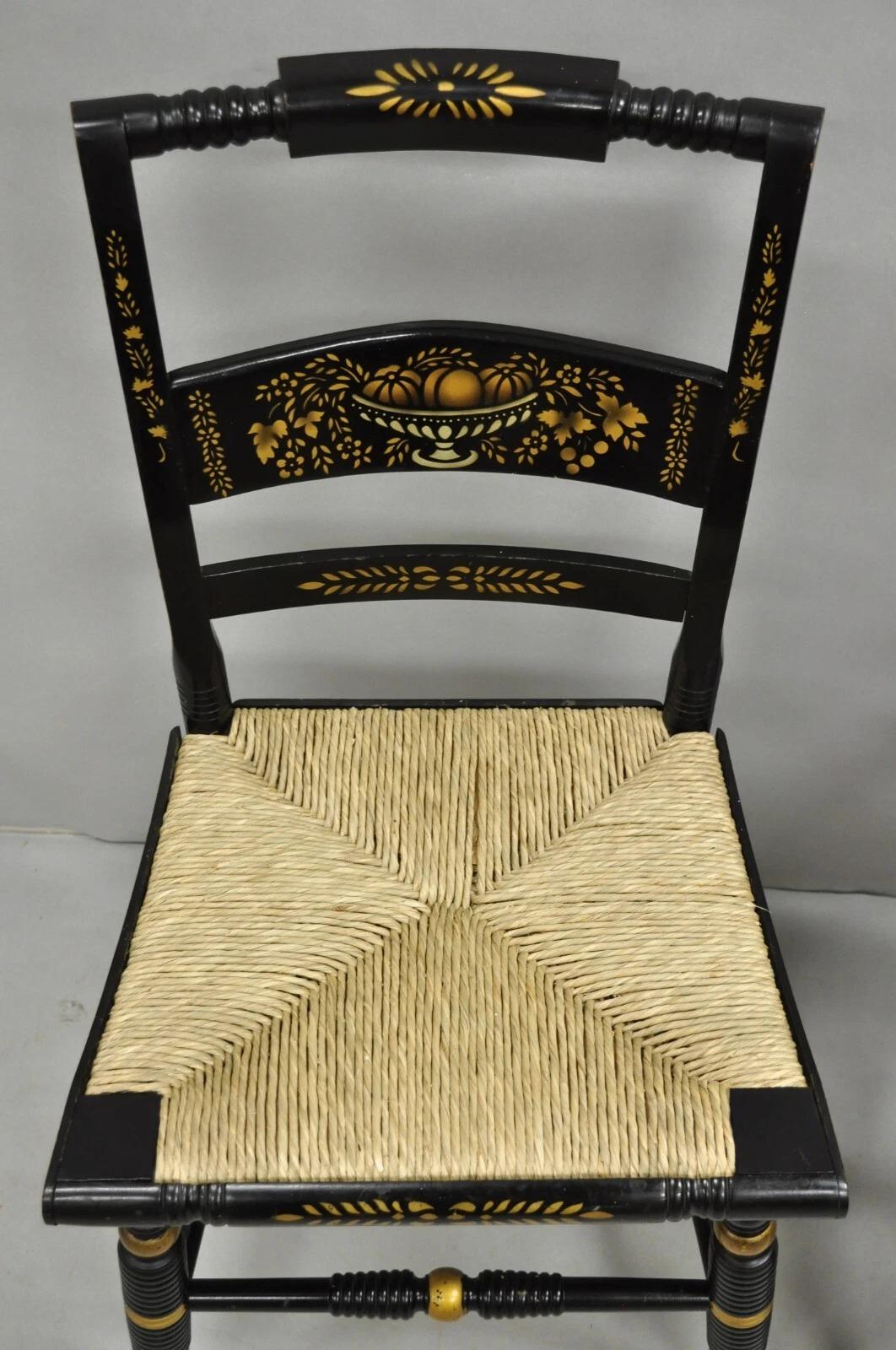 Vintage Nichols & Stone Hitchcock Ernte Schablone gemalt schwarz Side Chair Paar (Unbekannt) im Angebot