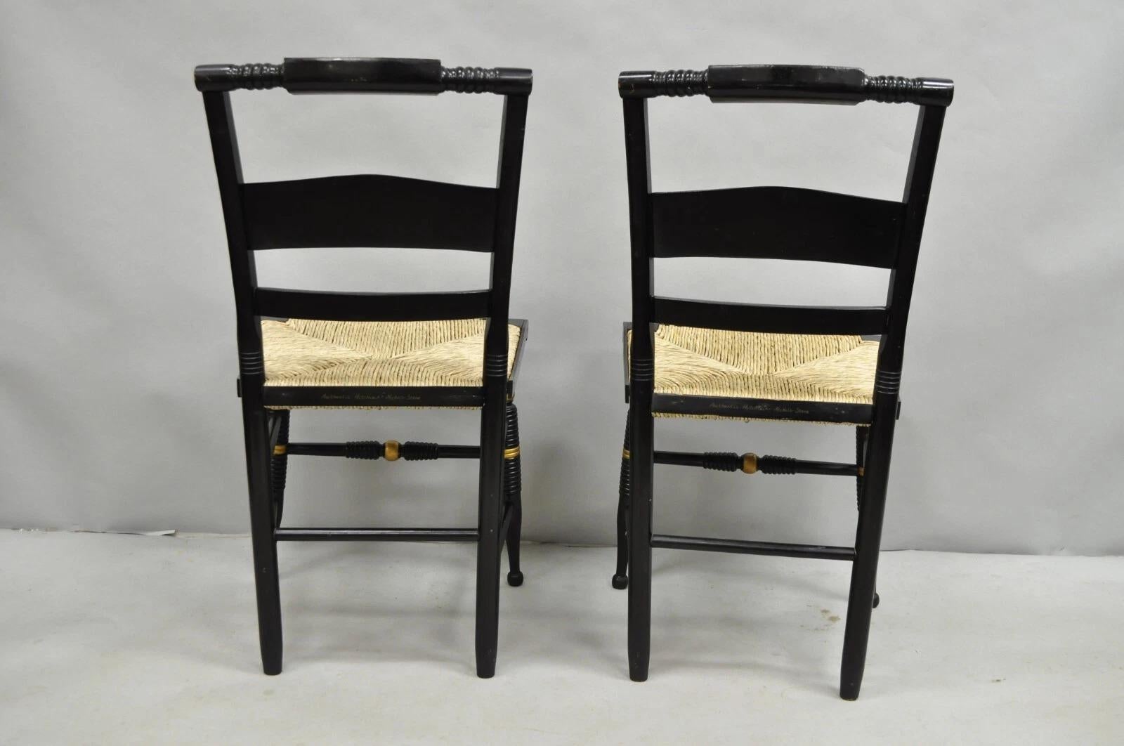 Vintage Nichols & Stone Hitchcock Ernte Schablone gemalt schwarz Side Chair Paar (Holz) im Angebot