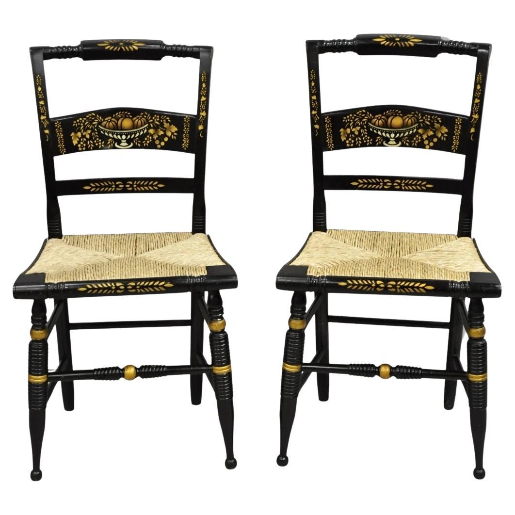 Vintage Nichols & Stone Hitchcock Ernte Schablone gemalt schwarz Side Chair Paar