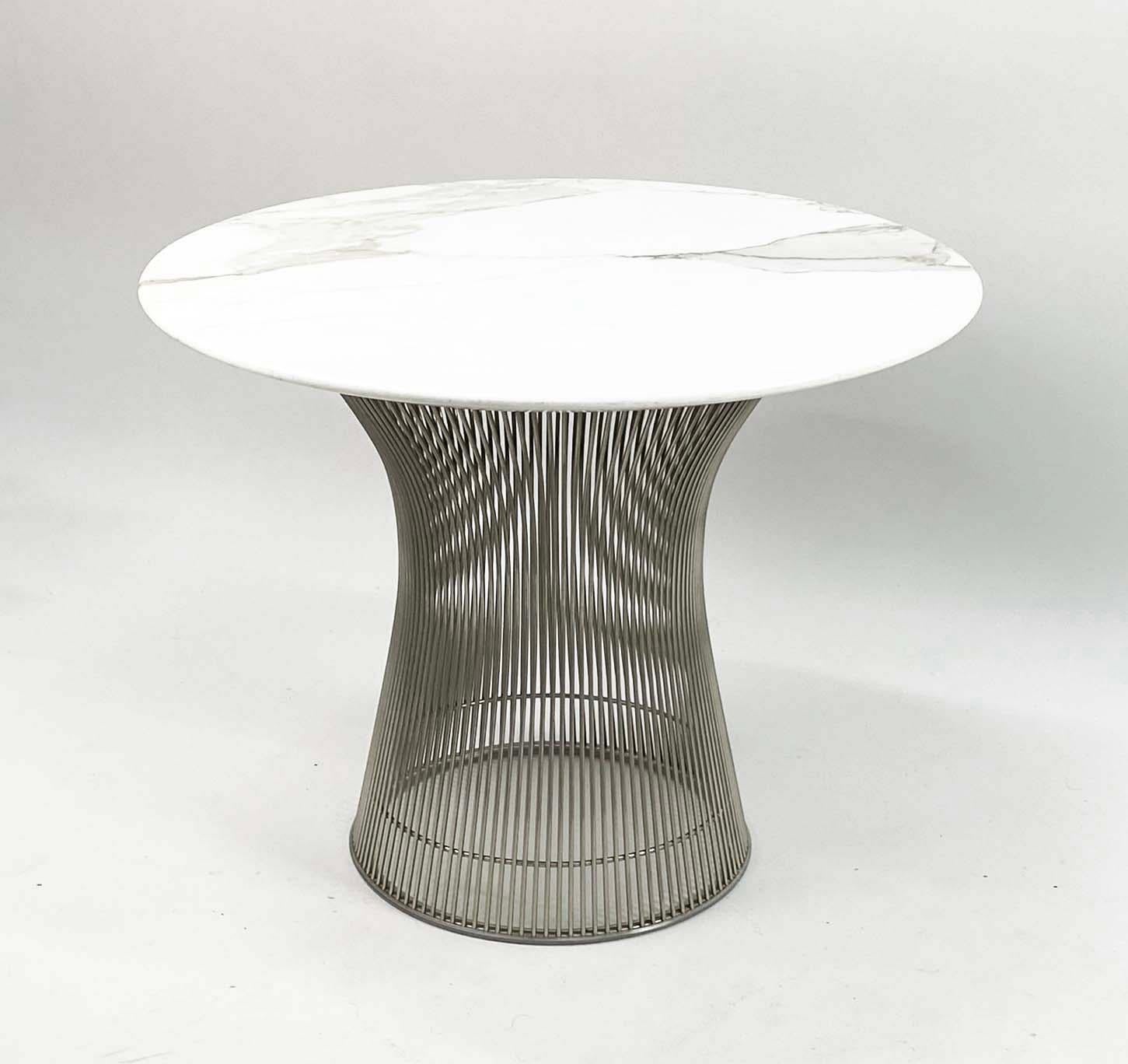 Cette table d'appoint Warren Platner pour Knoll provient d'une propriété haut de gamme qui a été meublée à la fin des années 60 et au début des années 70 avec du mobilier moderne. Le cadre métallique est en finition nickel et le plateau est en