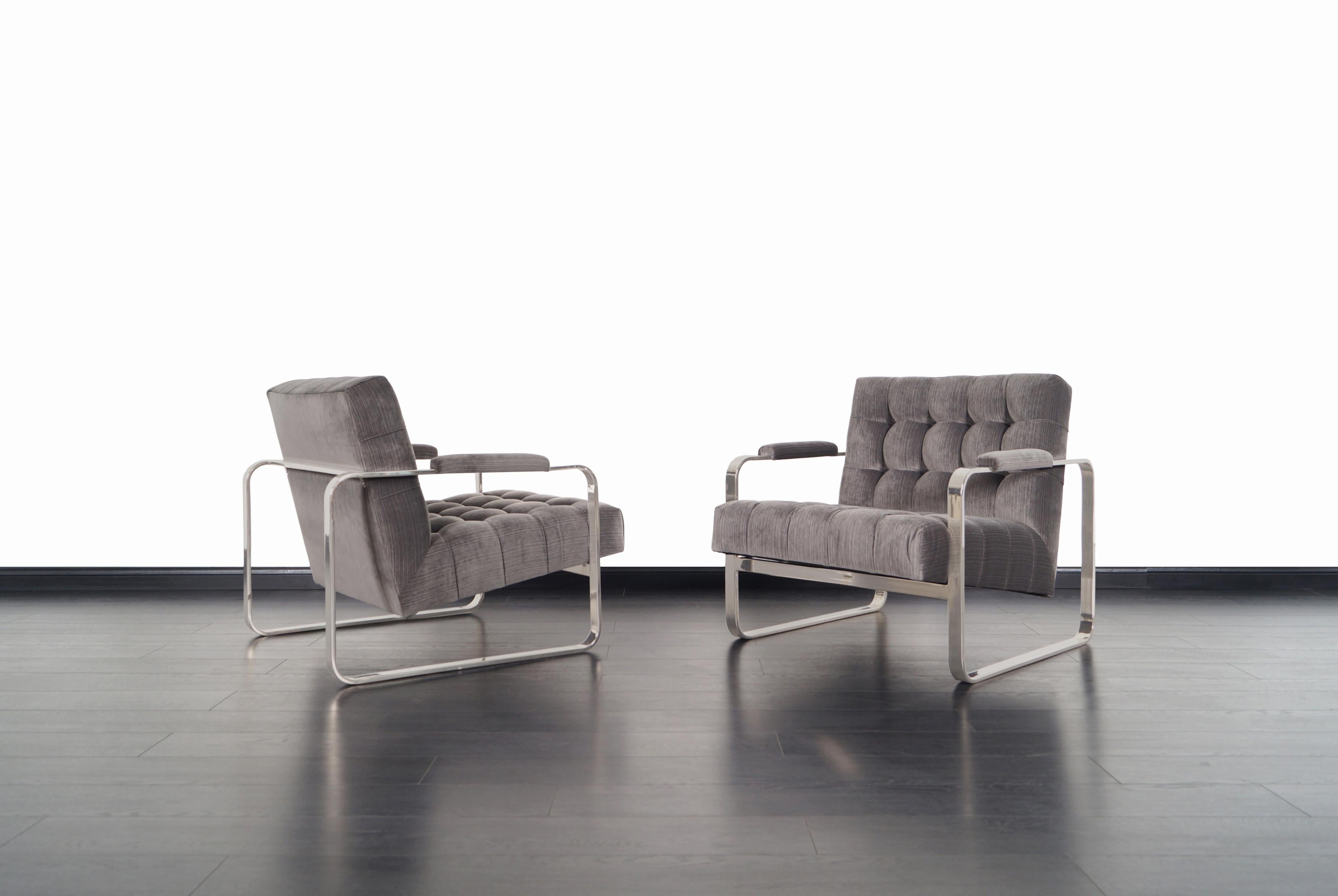 Une paire étonnante de chaises longues vintage en nickel conçues par Milo Baughman pour Thayer Coggin. La façon dont le siège en velours semble flotter à l'intérieur du cadre nickelé donne au design une perspective étonnante sous tous les angles.