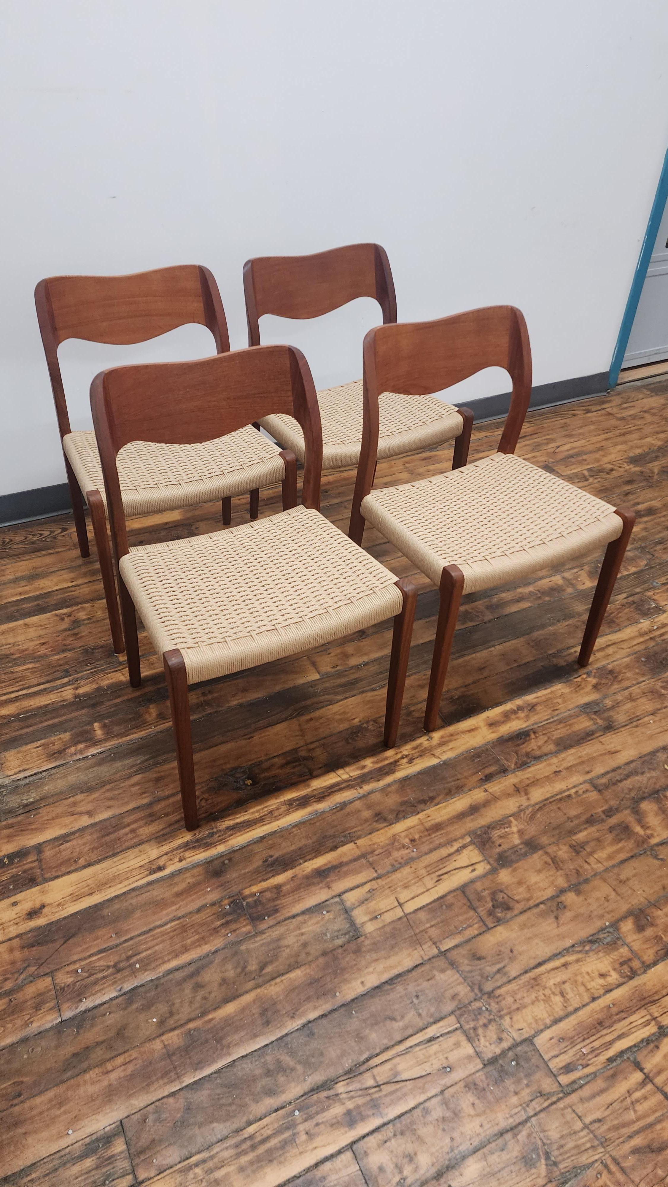Magnifique ensemble de 4 chaises d'appoint en teck restauré par Niels Moller pour I.L.A. Moller mobelfabrik. le teck a été décapé et réhuilé. ils ont un nouveau cordage danois.
