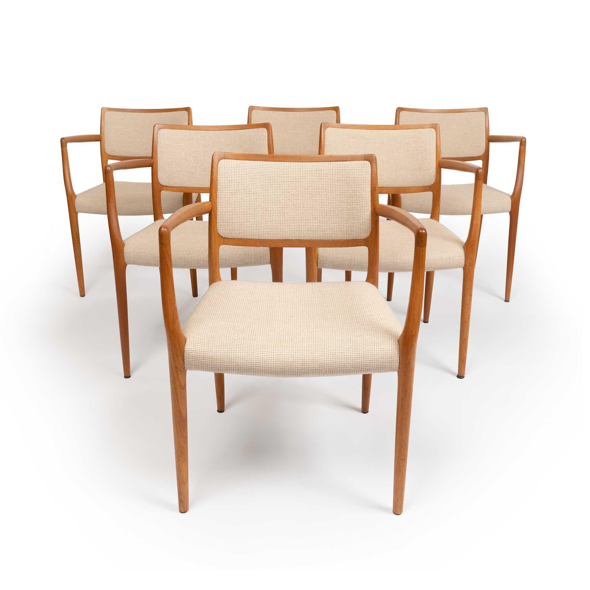 Niels Otto Møller, illustre designer di mobili danese e fondatore di J.L. A. Møllers Møbelfabrik, ha lasciato un segno indelebile nel design moderno di metà secolo. Rever è famoso per le sue sedie in legno di ottima fattura, le creazioni di Møller
