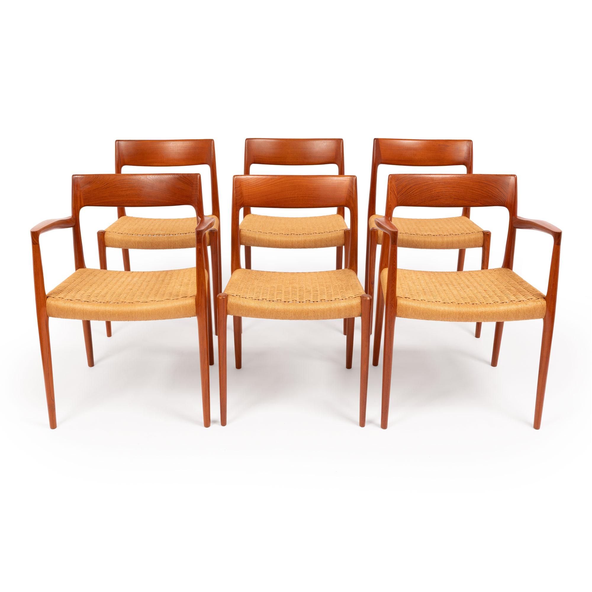 Un eccezionale classico del design danese, la poltrona Møller No. 57 e le sedie laterali No. 77 sono state magistralmente create negli anni '50 da Niels Otto Møller e prodotte da J.L.A. Møller Møbelfabrik. Realizzato in teak massiccio, questo set