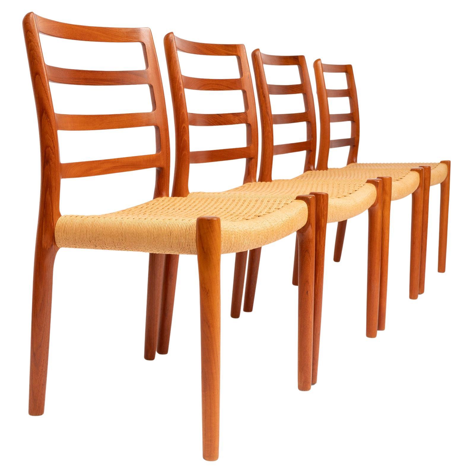 Un eccezionale classico del design danese, le sedie Møller No. 86 sono state create magistralmente negli anni '50 da Niels Otto Møller e prodotte da J.L. Møller Møbelfabrik. Realizzato in teak massiccio, questo set comprende quattro sedie laterali
