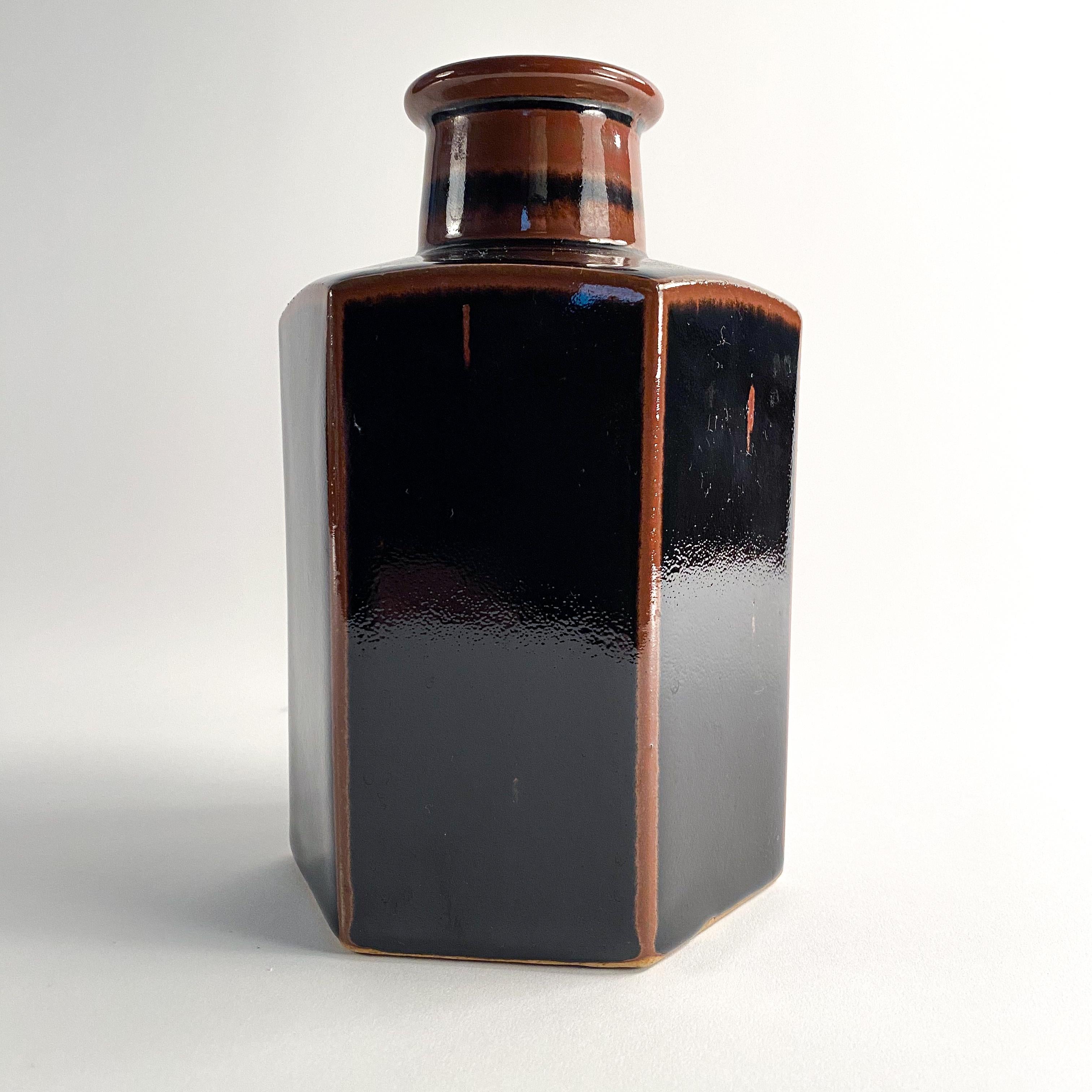 Vintage Niels Refsgaard Black Hexagon Stoneware Vase for Dansk In Good Condition For Sale In Philadelphia, PA