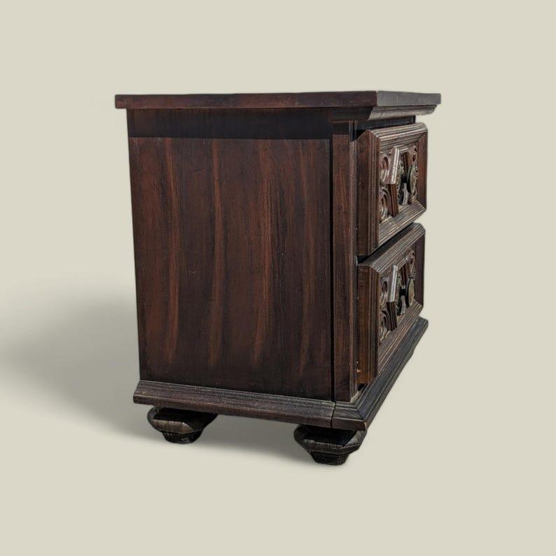 Table de nuit vintage, table d'appoint, néo-gothique, espagnol, bois sculpté, orné

Cette table de nuit vintage est un exemple étonnant de design néo-gothique avec une influence espagnole. Fabriquée en bois sculpté, cette table d'appoint présente