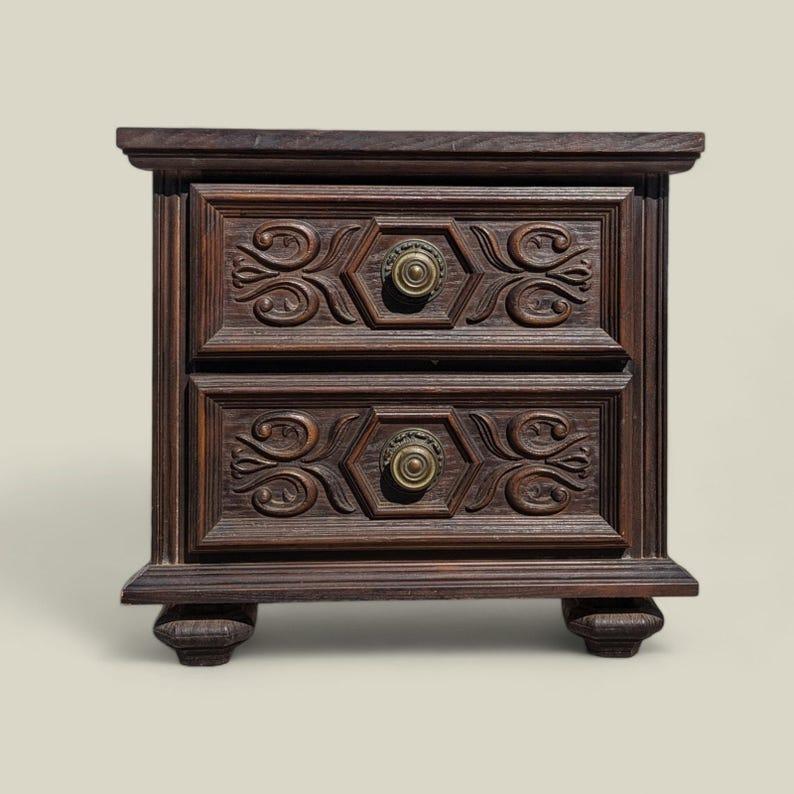 Mid-Century Modern Table de nuit ancienne, néo-gothique, espagnol, bois sculpté en vente