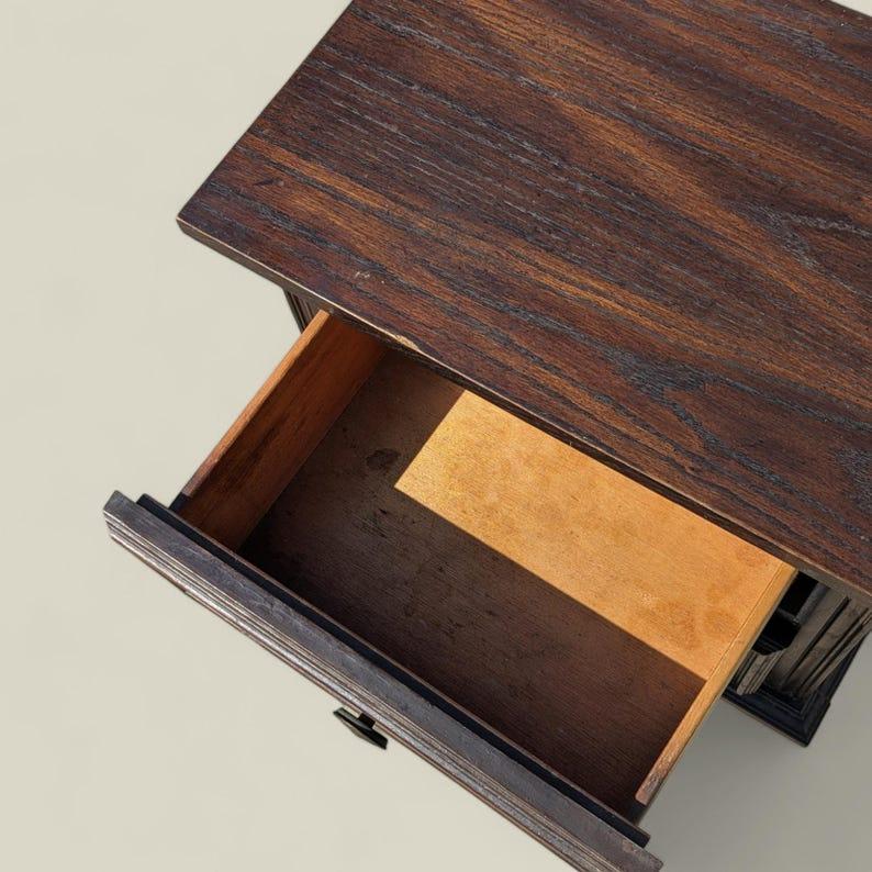 Table de nuit ancienne, néo-gothique, espagnol, bois sculpté en vente 2