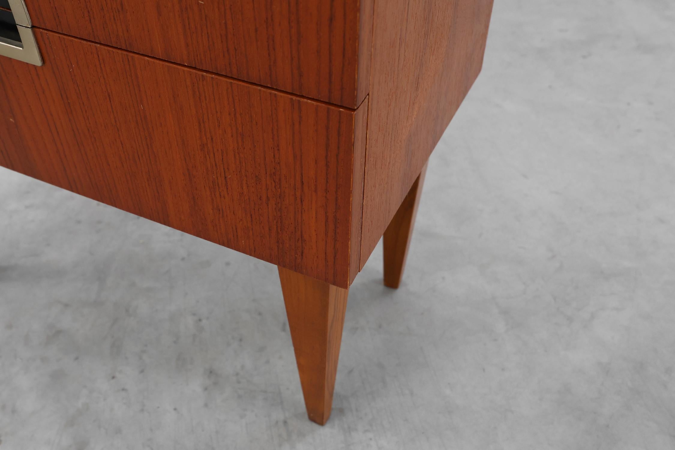 Comodino vintage in impiallacciatura di teak con 2 cassetti, Belgio, anni '50 in vendita 2