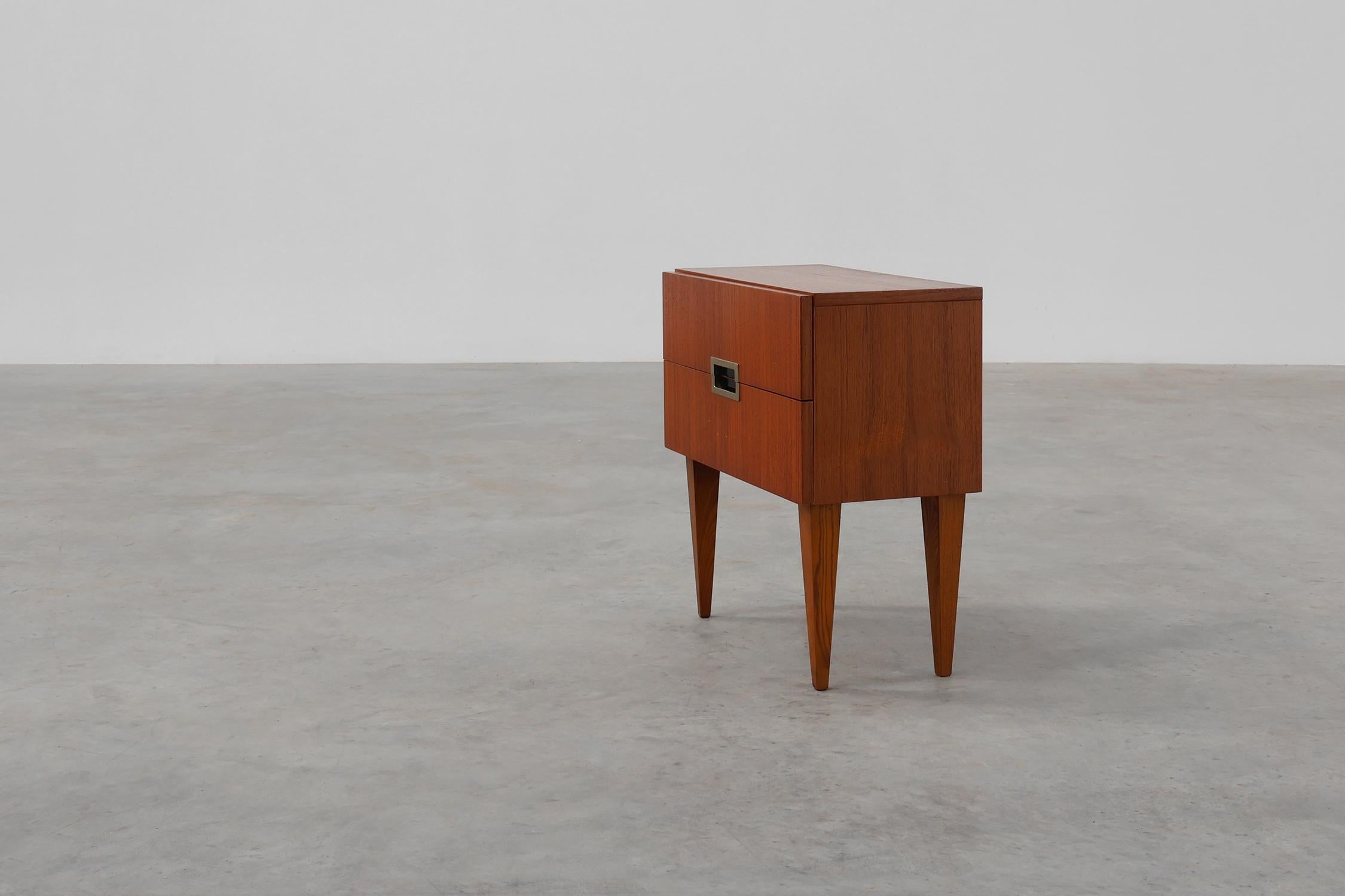 Comodino vintage in impiallacciatura di teak con 2 cassetti, Belgio, anni '50 in vendita 3