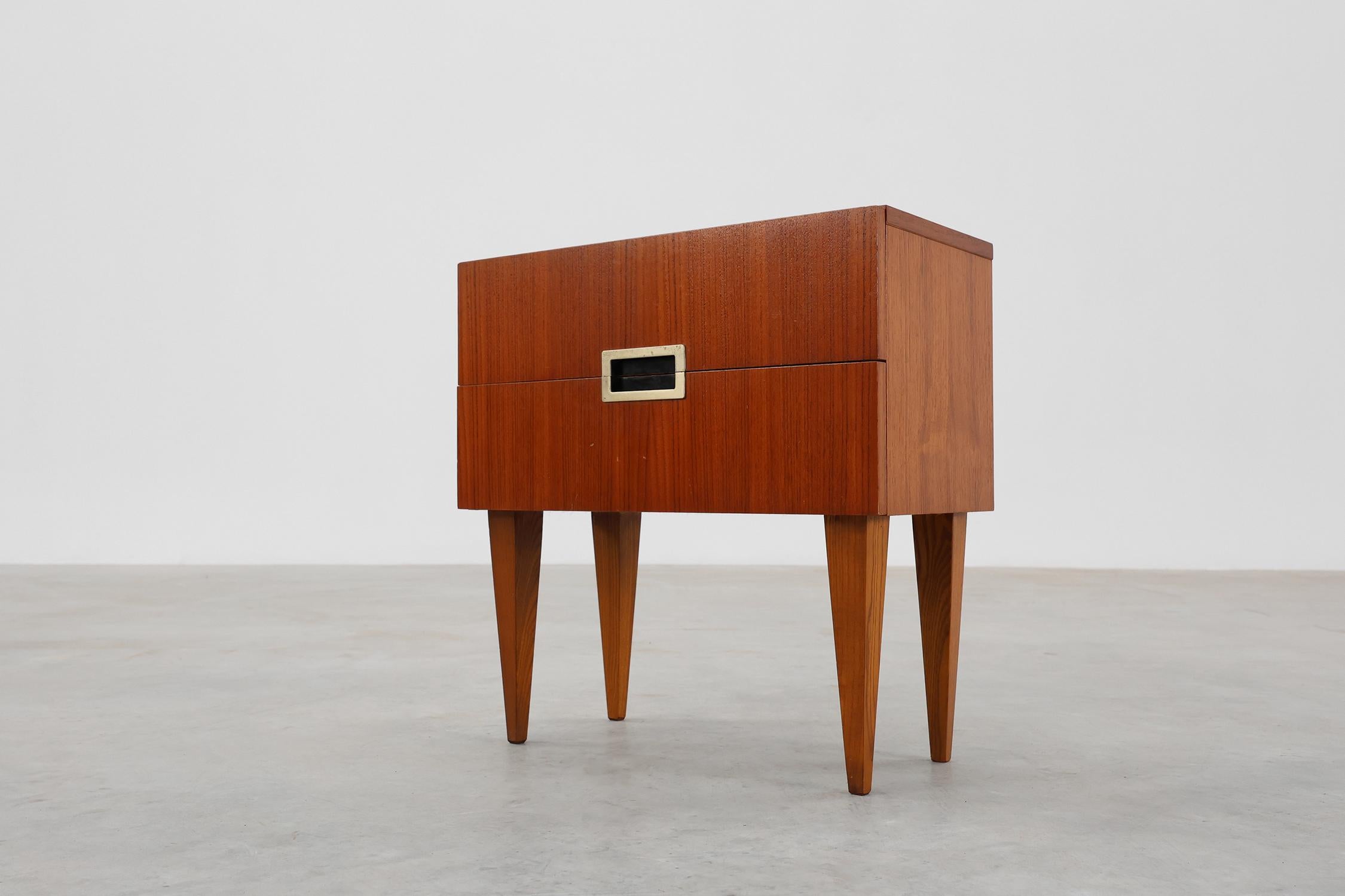 Belgio / 1950 / comodino / impiallacciatura di teak / metà secolo

Tavolino da salotto dal design Mid-Century con due cassetti e un'elegante maniglia rettangolare integrata in teak. Disegnato e prodotto in Belgio negli anni '50. Questa piccola