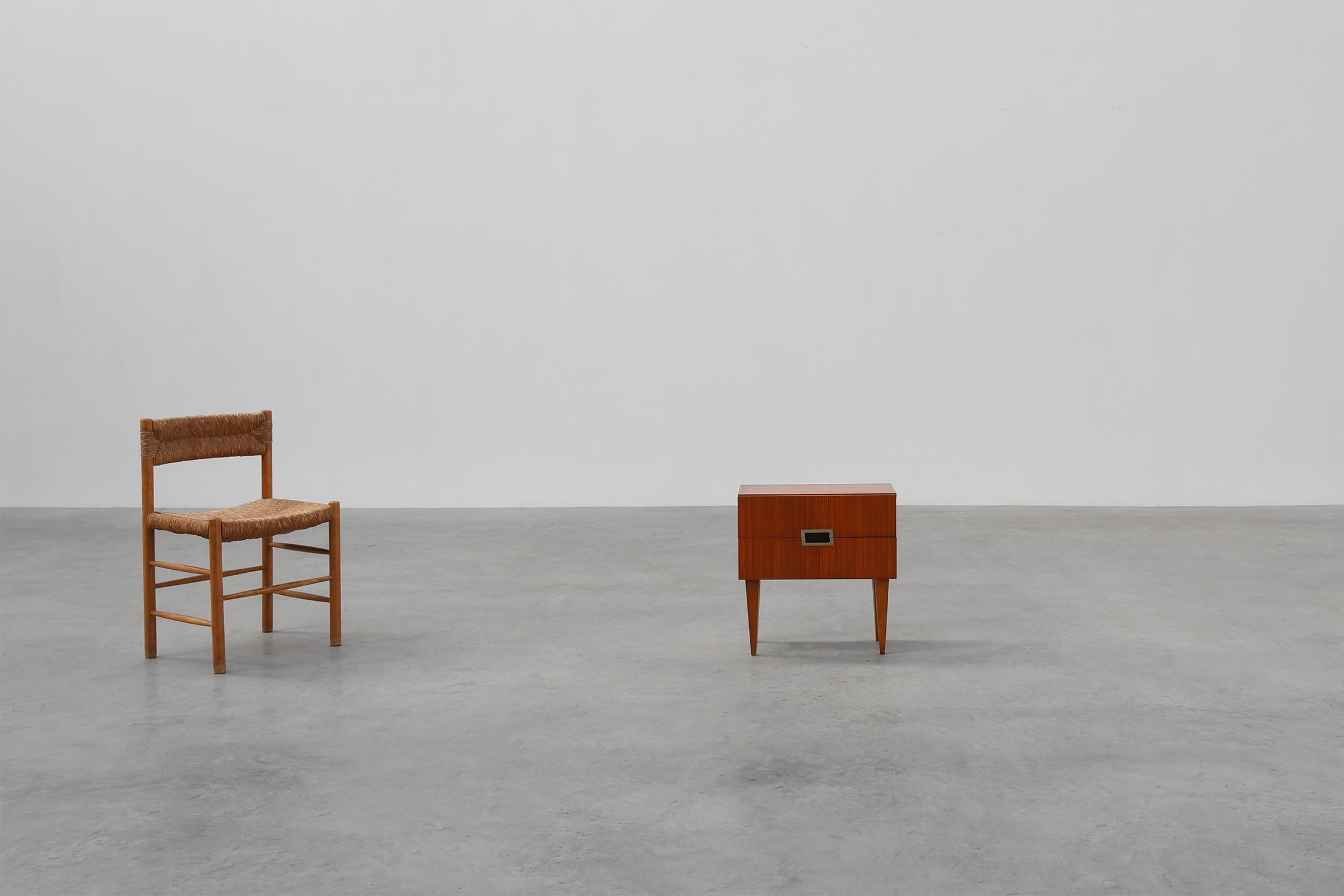 Mid-Century moderno Comodino vintage in impiallacciatura di teak con 2 cassetti, Belgio, anni '50 in vendita